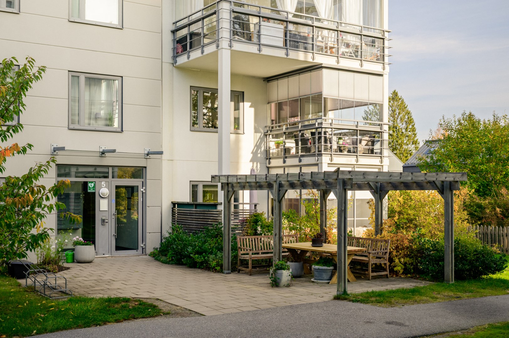 Husets entré med anslutande pergola i söderläge.