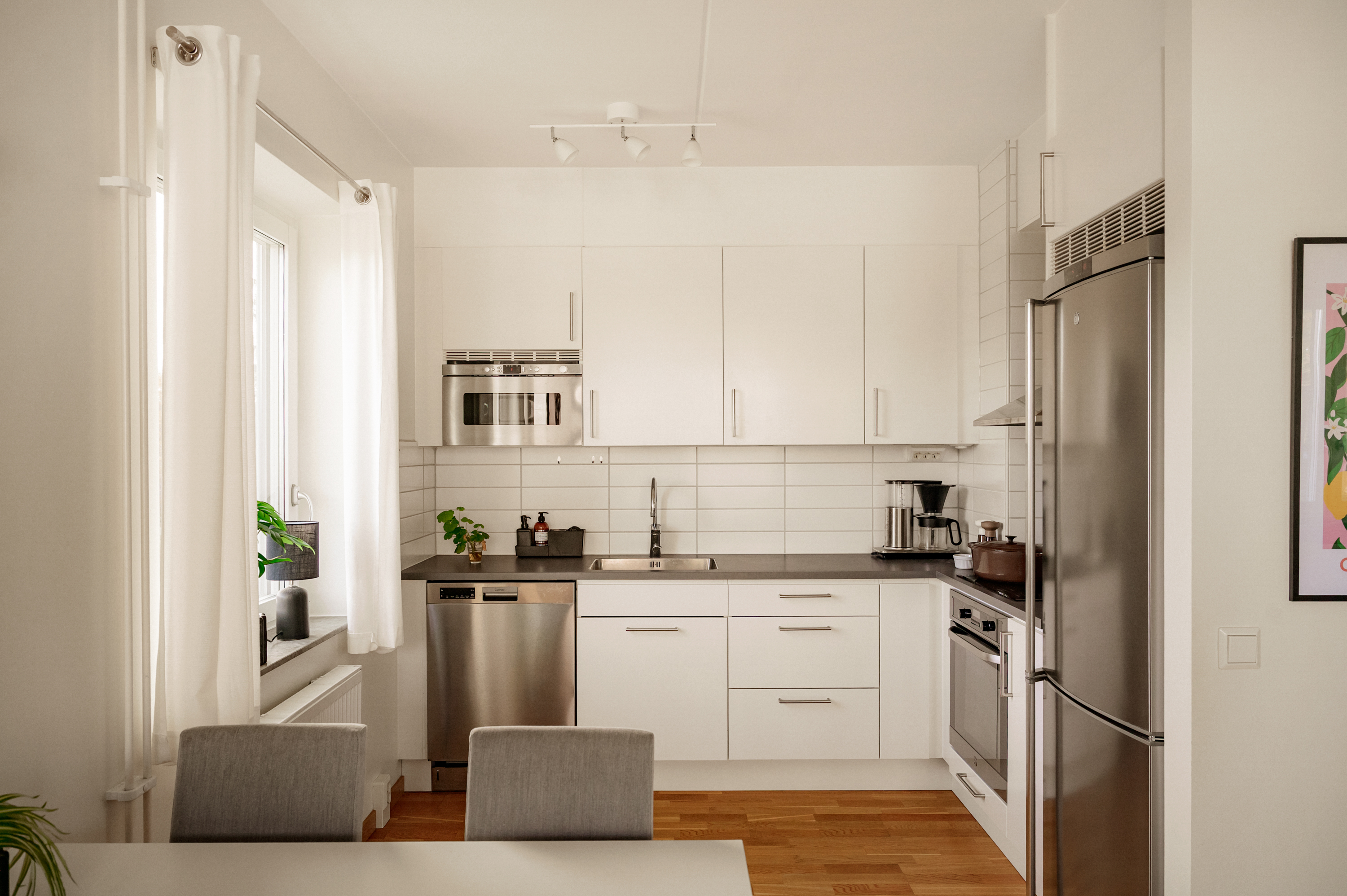 Köket är smart placerat i halvöppen planlösning gentemot vardagsrummet.