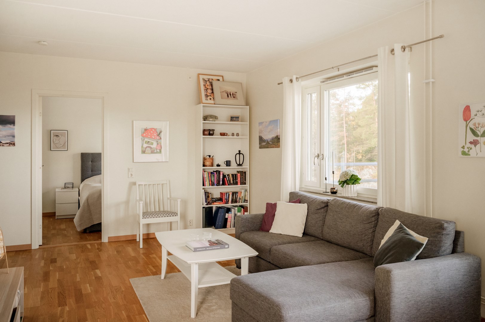 Rakt fram nås sovrummet och till vänster hall och badrum.