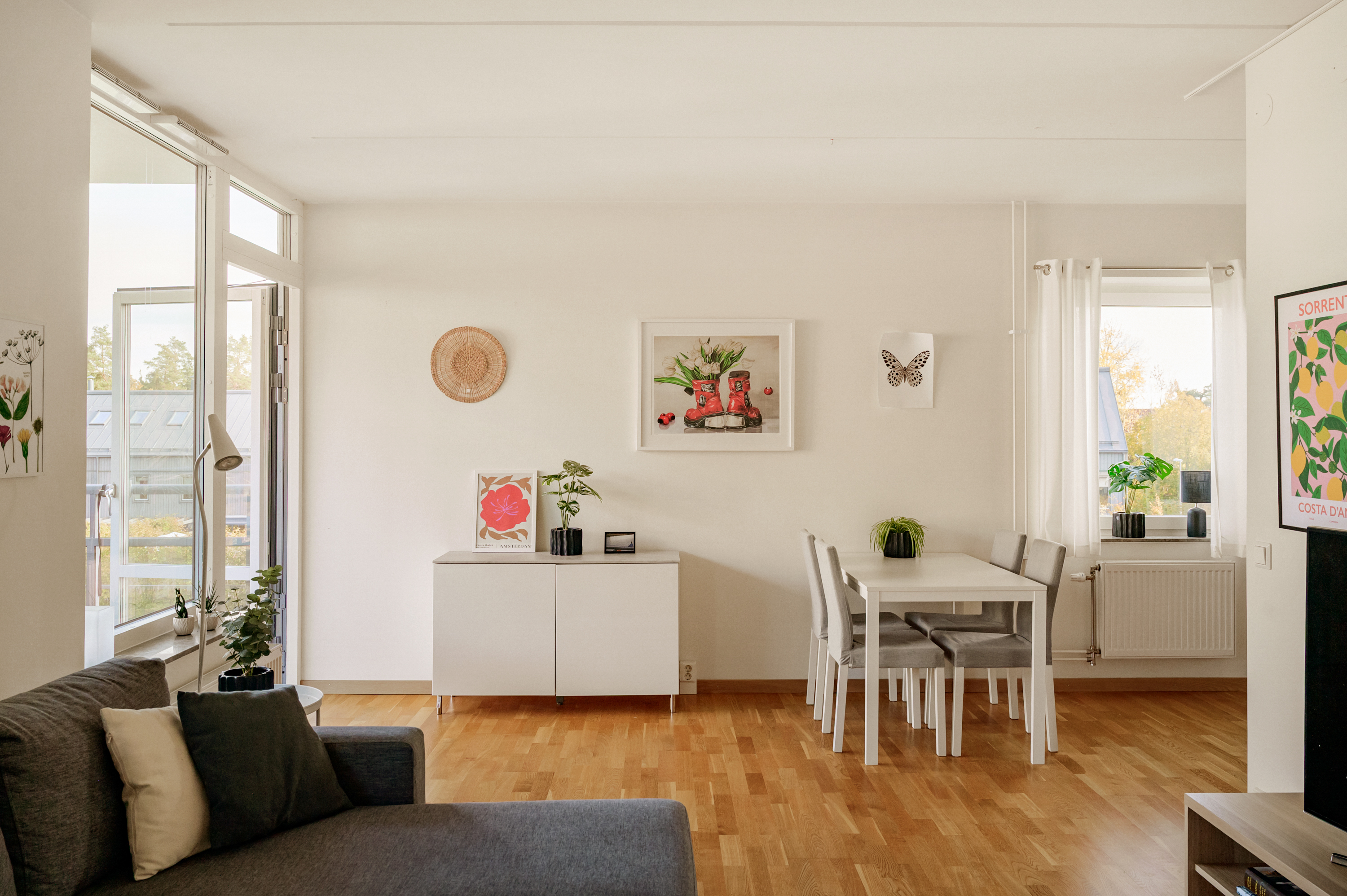 Högt läge två trappor upp i huset med ljusinsläpp från två väderstreck.