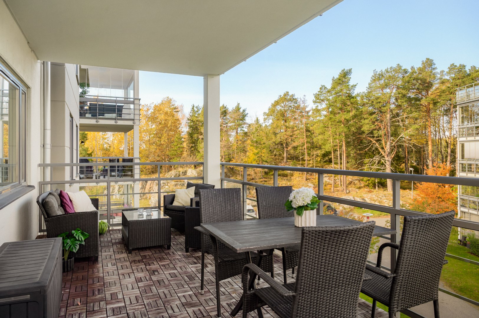 Balkong om hela 19 kvadrat - här i vinkel mot väster.