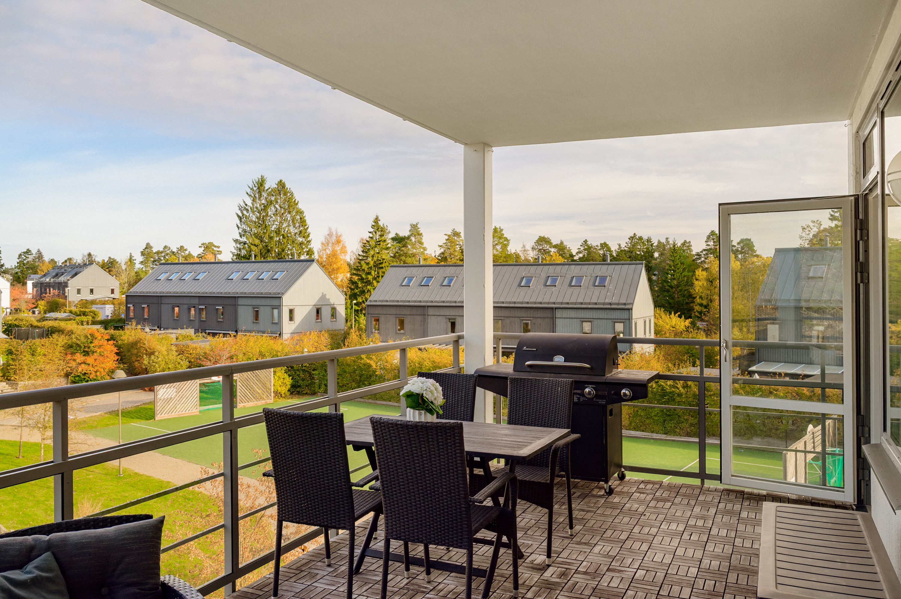 Balkongen i vinkel mot öster vilket innebär möjlighet till morgon- och förmiddagssol.