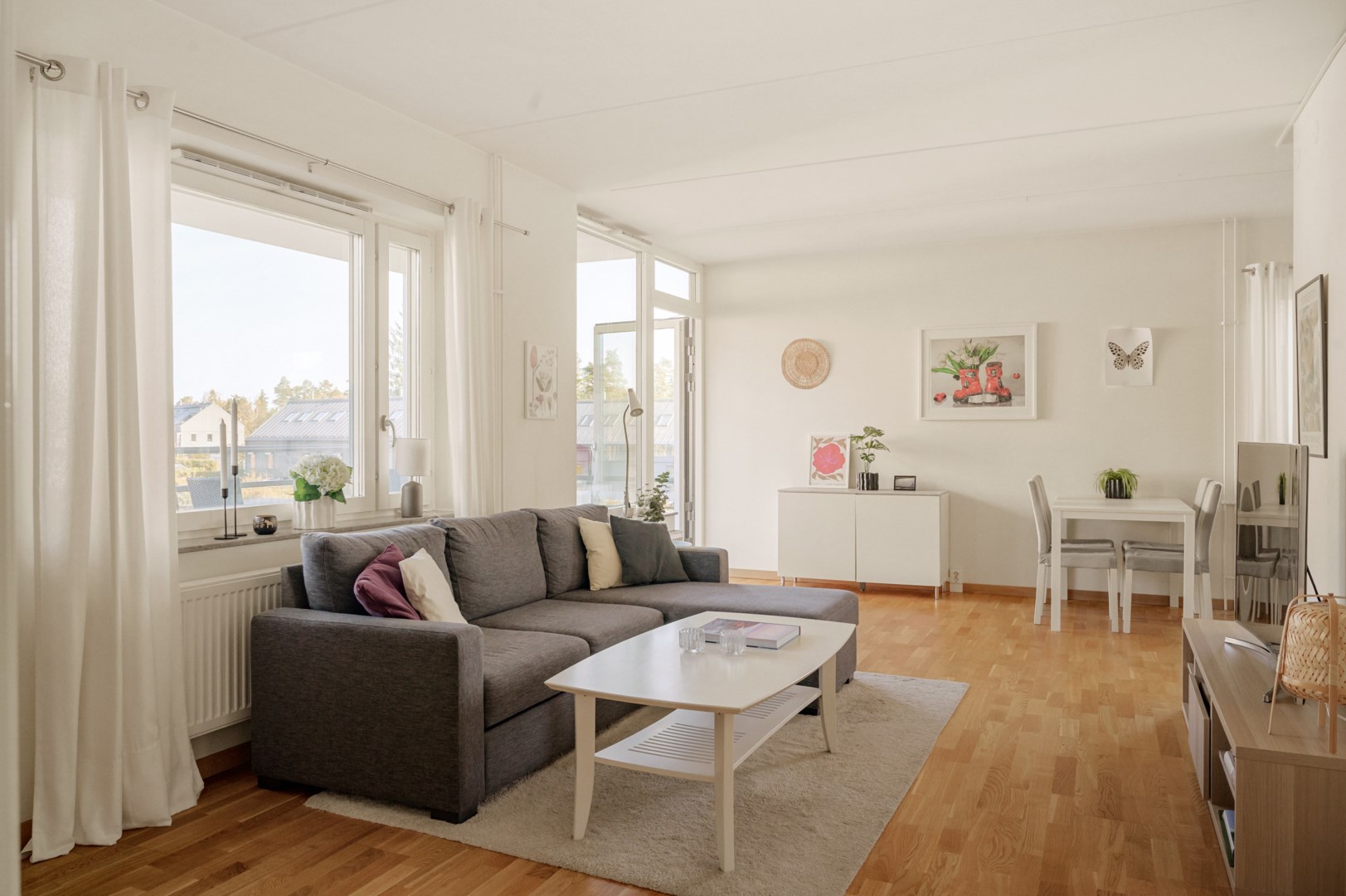 Öppna ytor mellan vardagsrum, matplats och kök samt utgång till balkong.