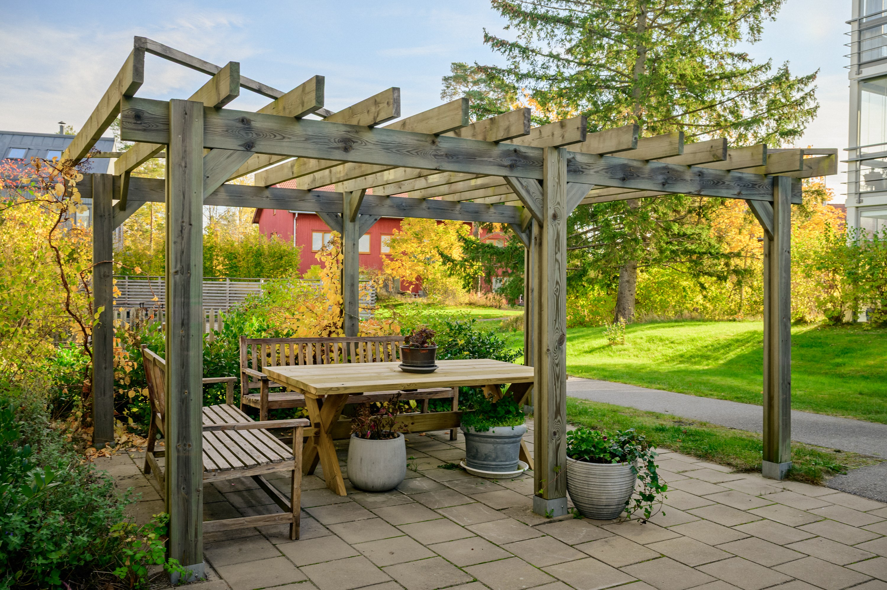 Föreningens hus omsluts av uppvuxen grönska, grillplats, boulebana och fotbollsplan.