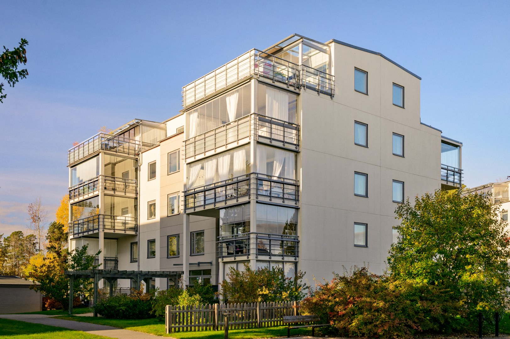 Annelundsstigen 5 i vinkel från sydost - lägenhetens köksfönster återfinns till höger två trappor upp.