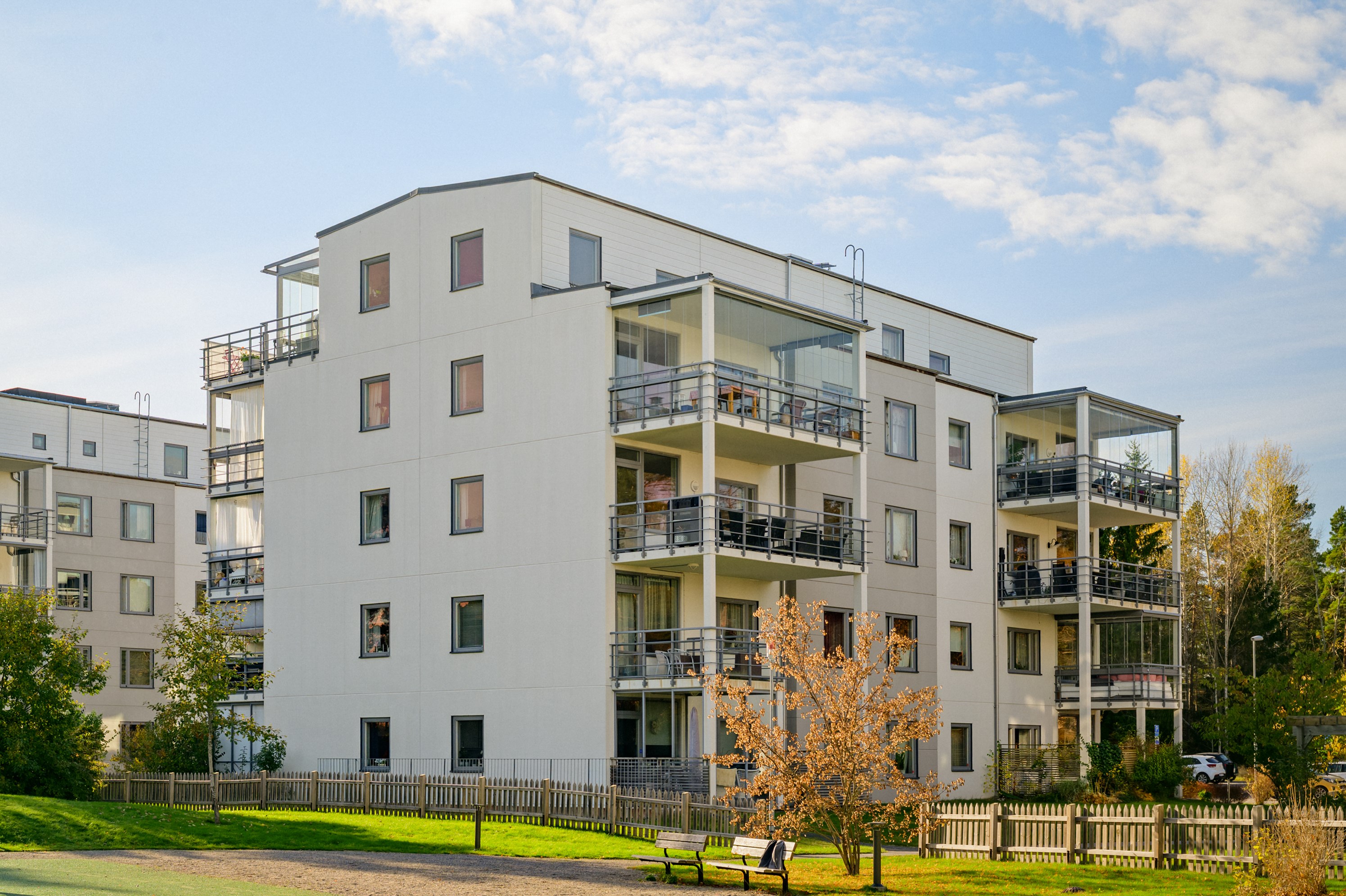 Annelundsstigen 5 i vinkel från nordost - lägenhetens balkong återfinns två trappor upp mitt i bild.