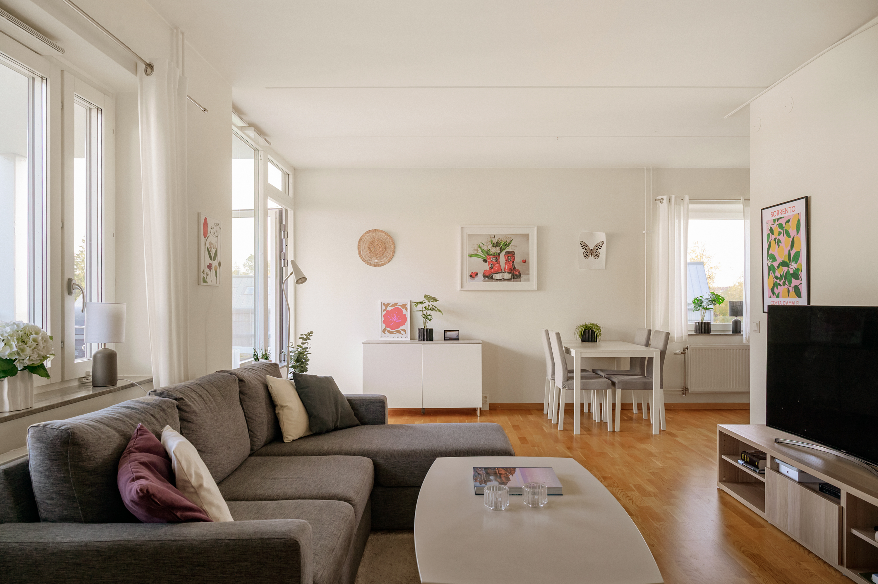 Köket ansluter i halvöppen planlösning till höger i bild.