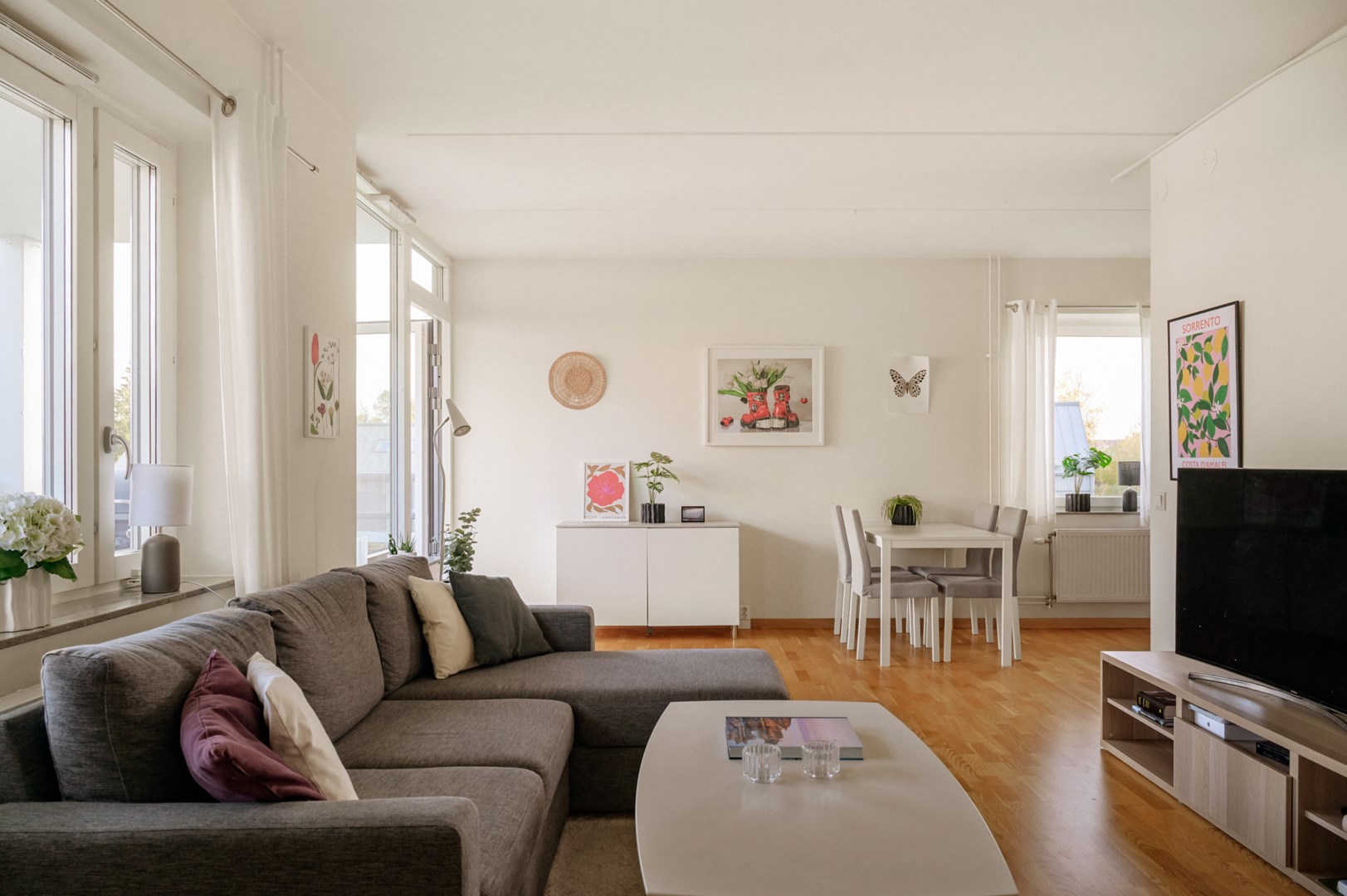 Köket ansluter i halvöppen planlösning till höger i bild.