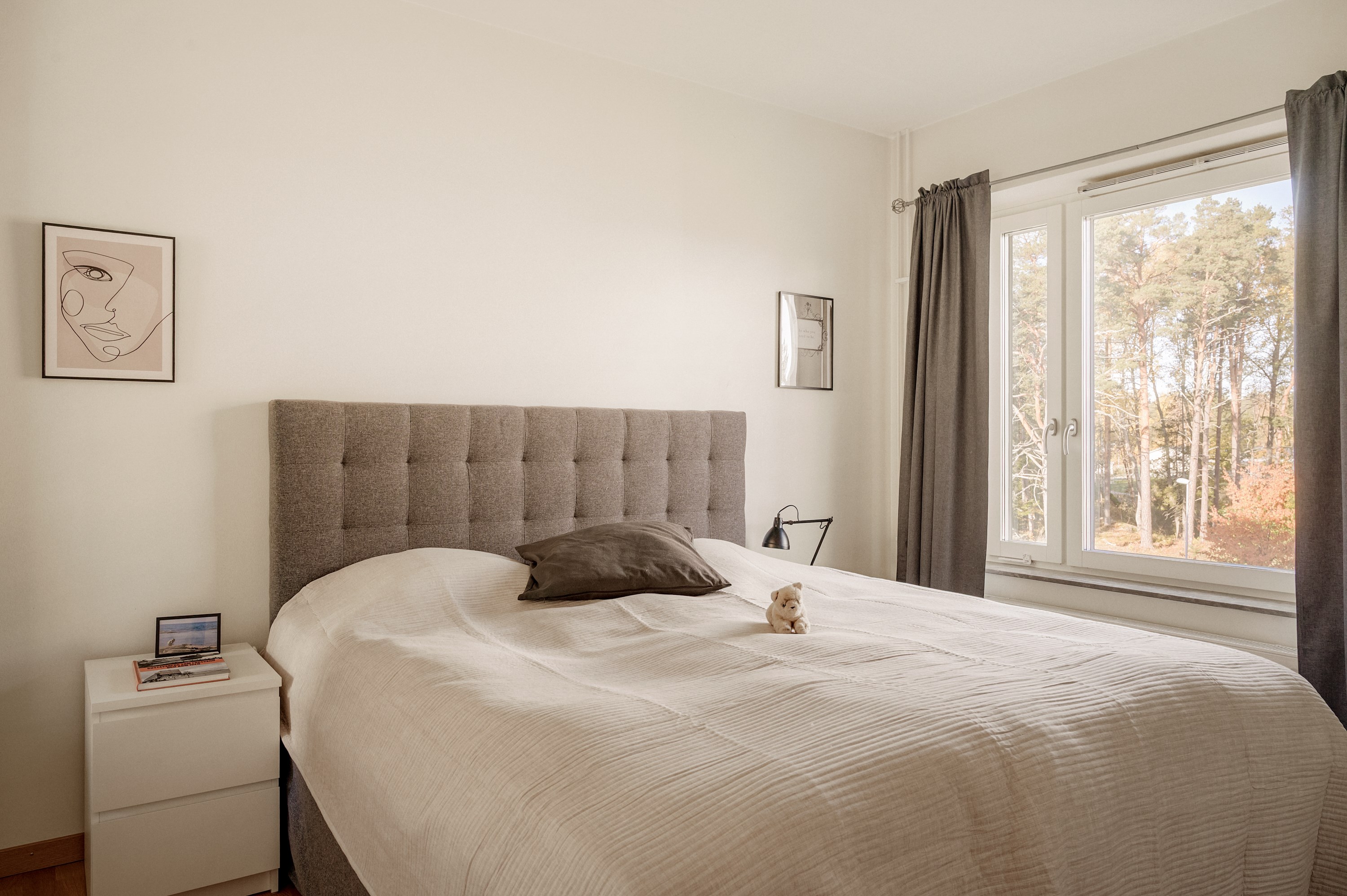 Rymligt sovrum dit morgon- och eftermiddagssolen når.