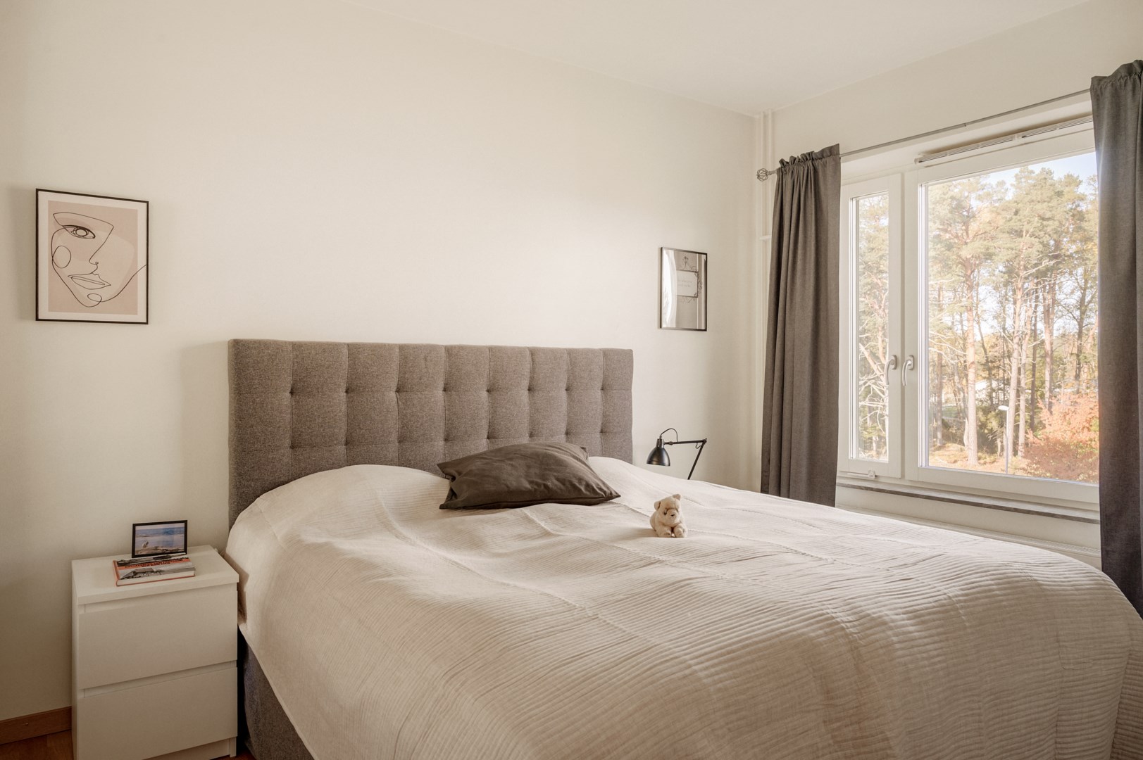 Rymligt sovrum dit morgon- och eftermiddagssolen når.