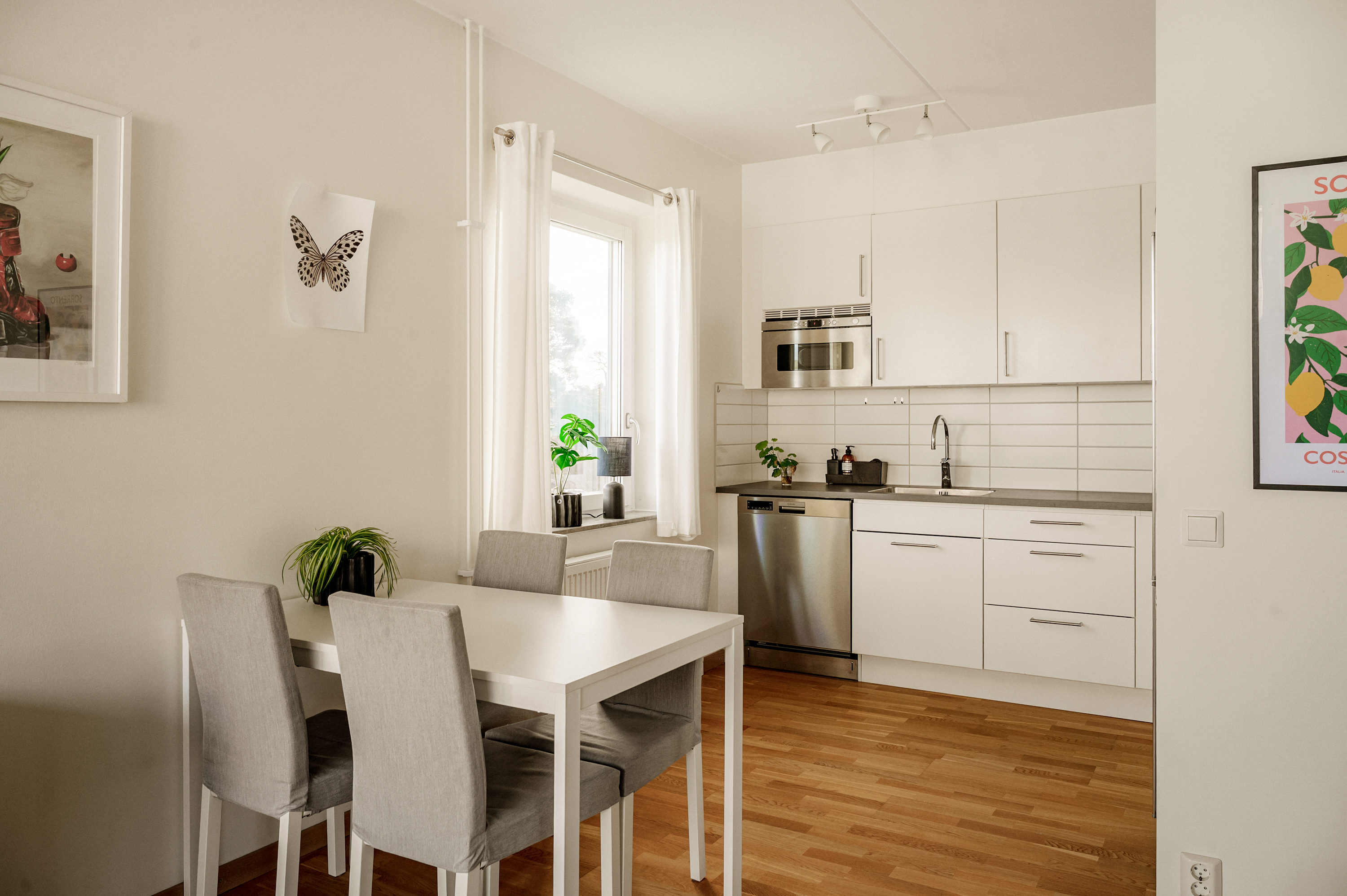 Stilrent kök med full maskinell utrustning.