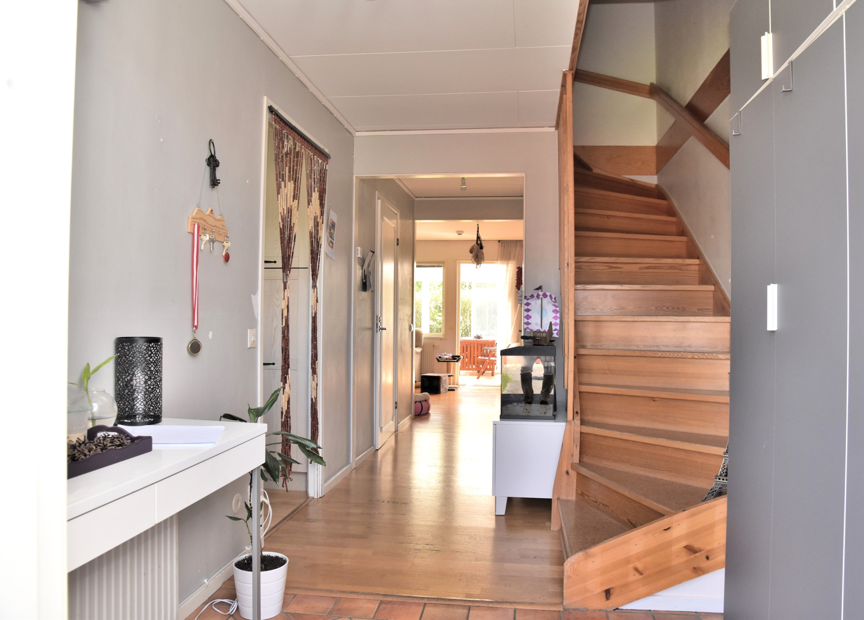 Hallen och trappa till övervåning