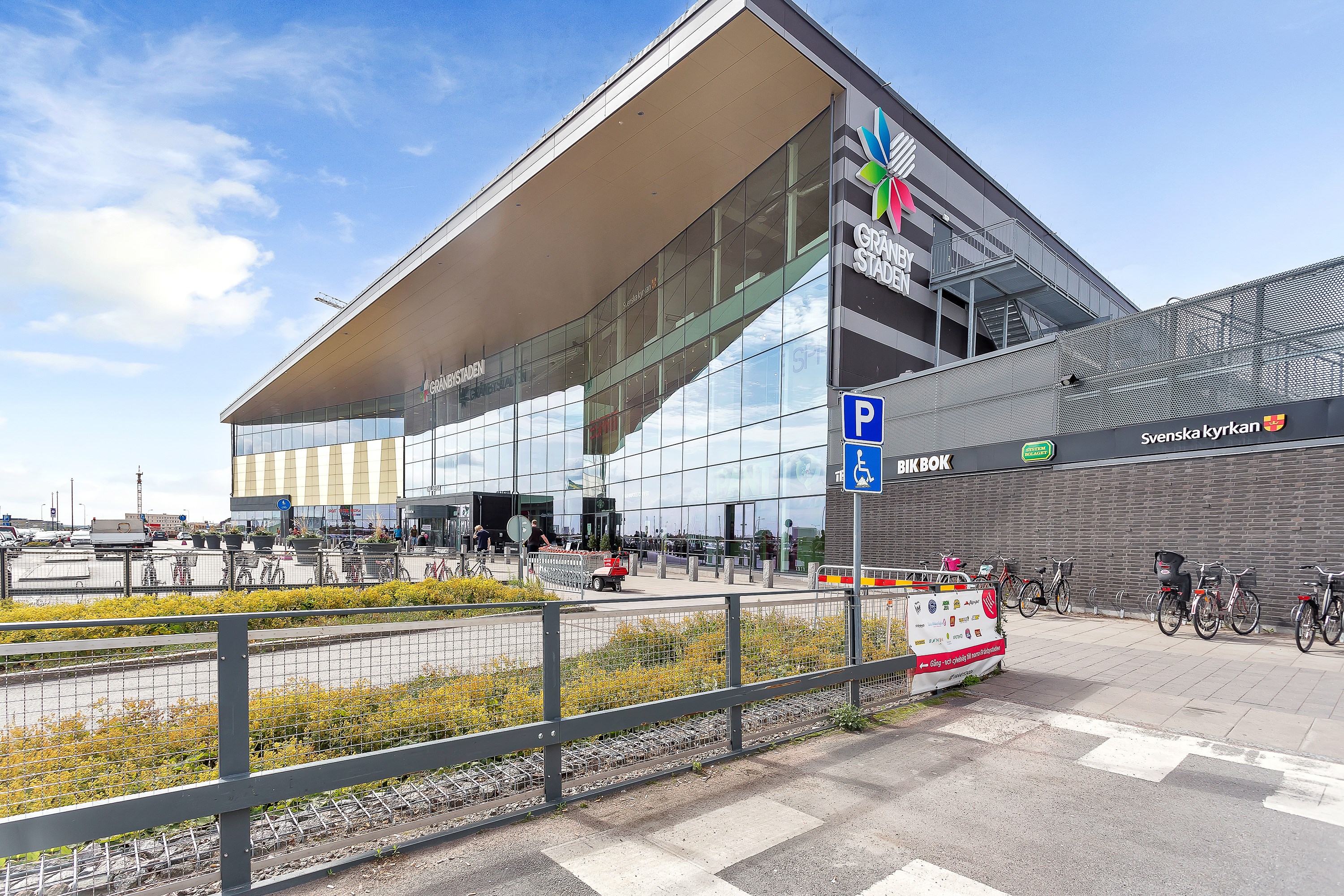 Gränbystaden köpcentrum ett stenkast från bostaden