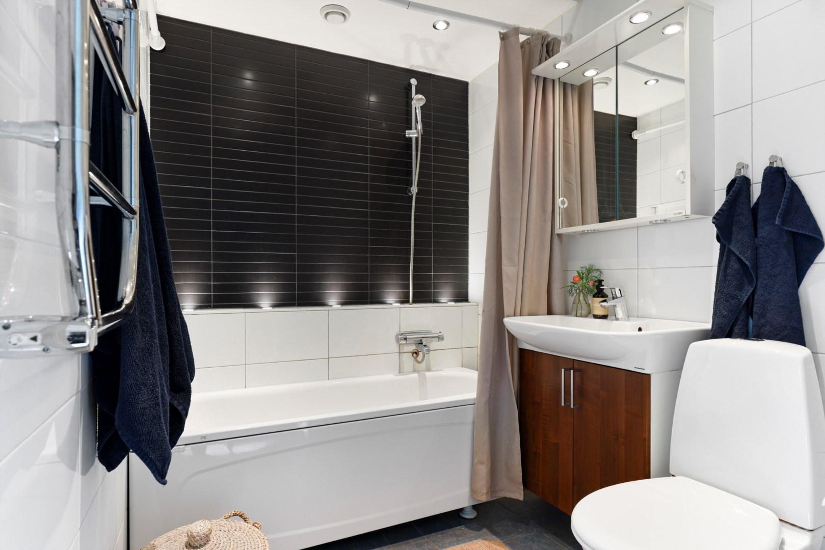 Bostadsbild från Albertinas väg 50, Kommande i Alunda, Östhammar