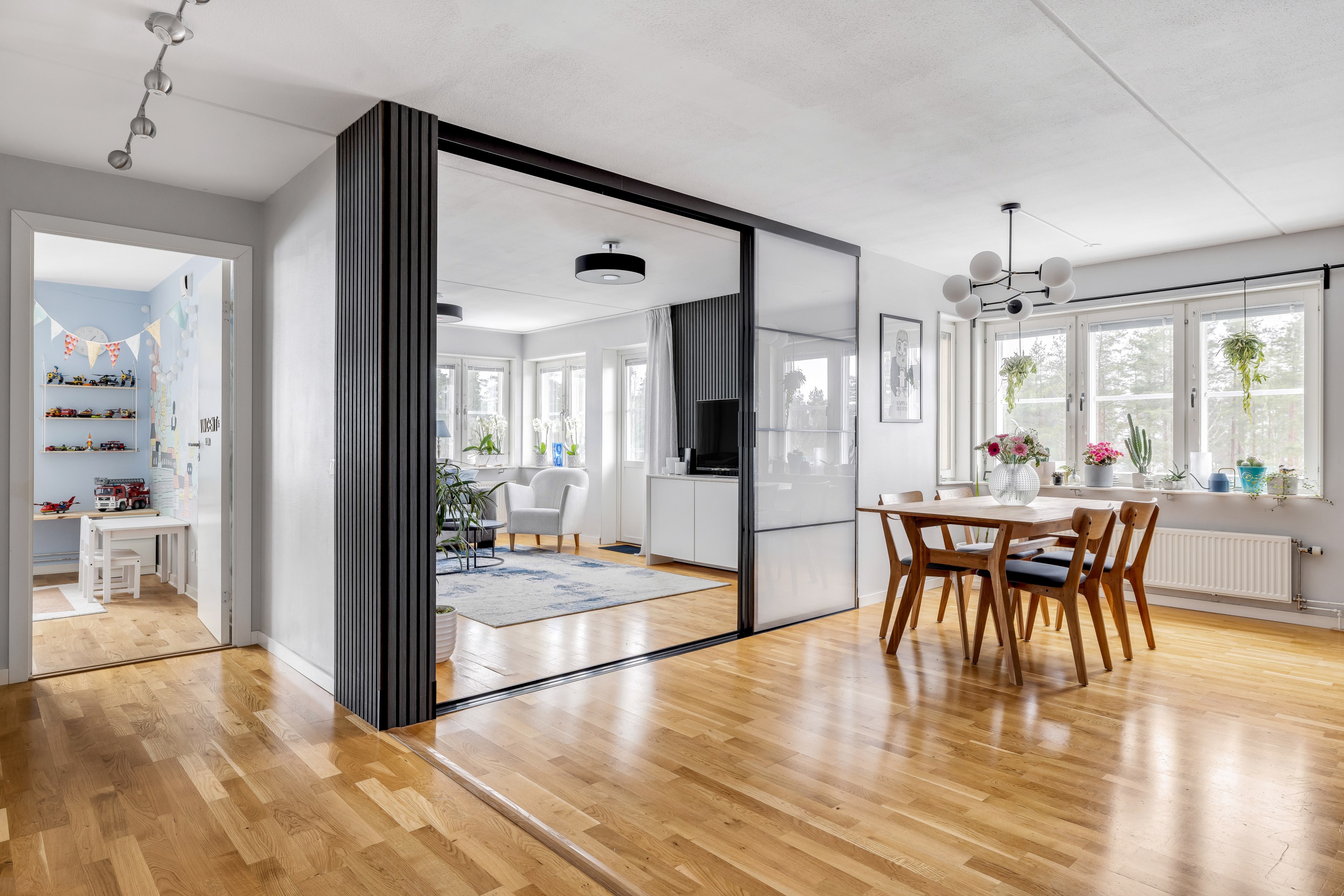 Bostadsbild från Västgötaresan 8, Till salu i Sävja, Uppsala