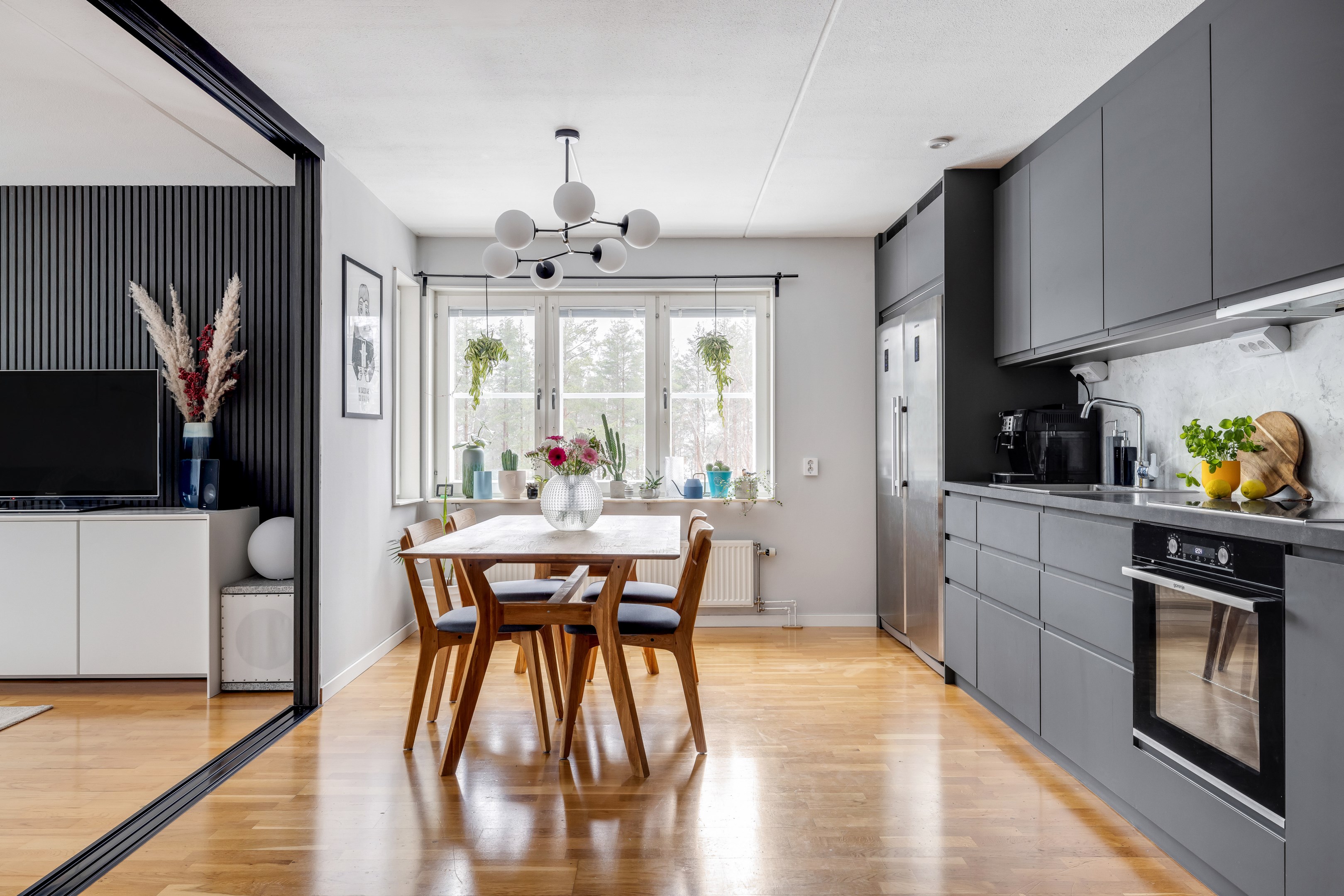 Bostadsbild från Västgötaresan 8, Till salu i Sävja, Uppsala