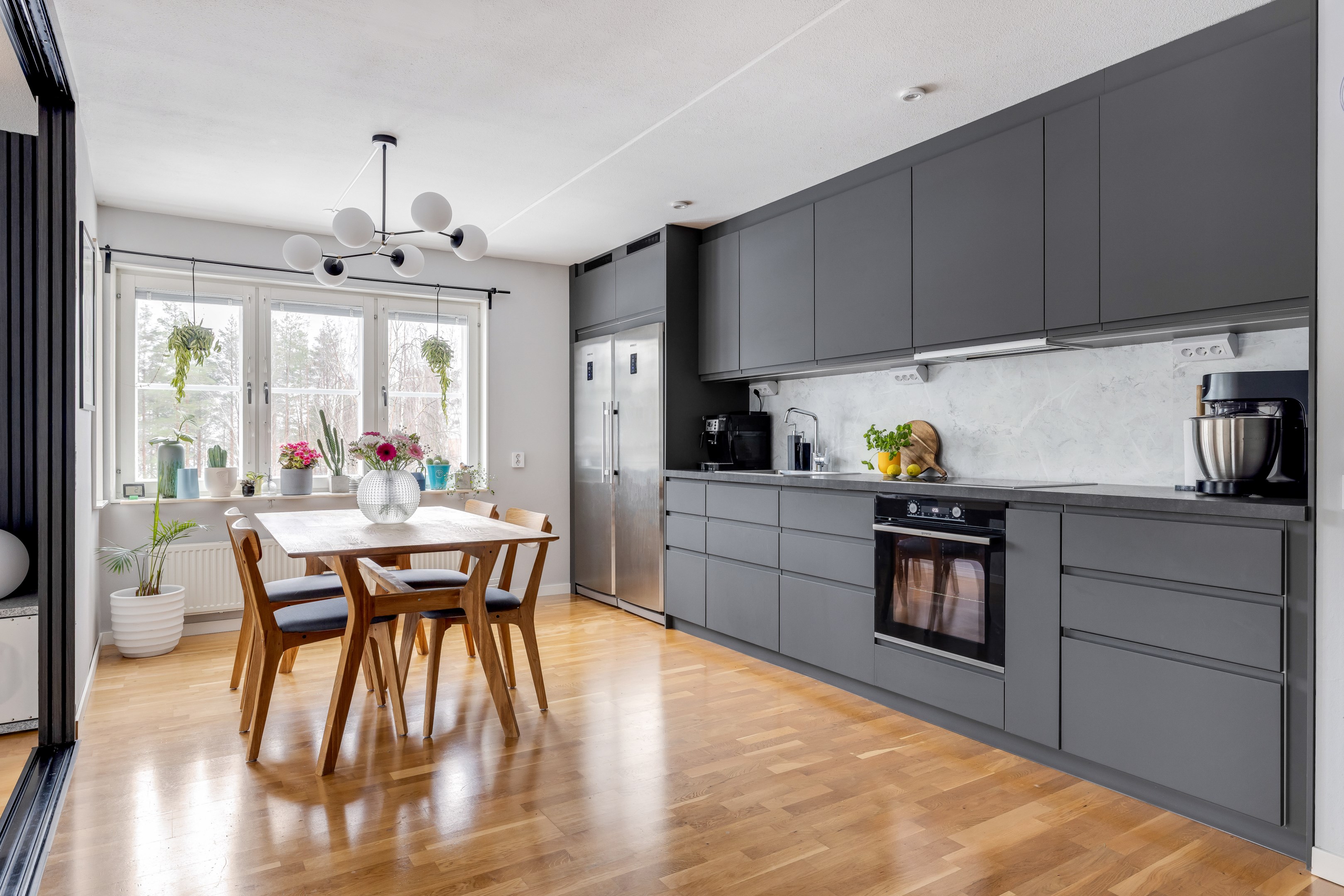 Bostadsbild från Västgötaresan 8, Till salu i Sävja, Uppsala