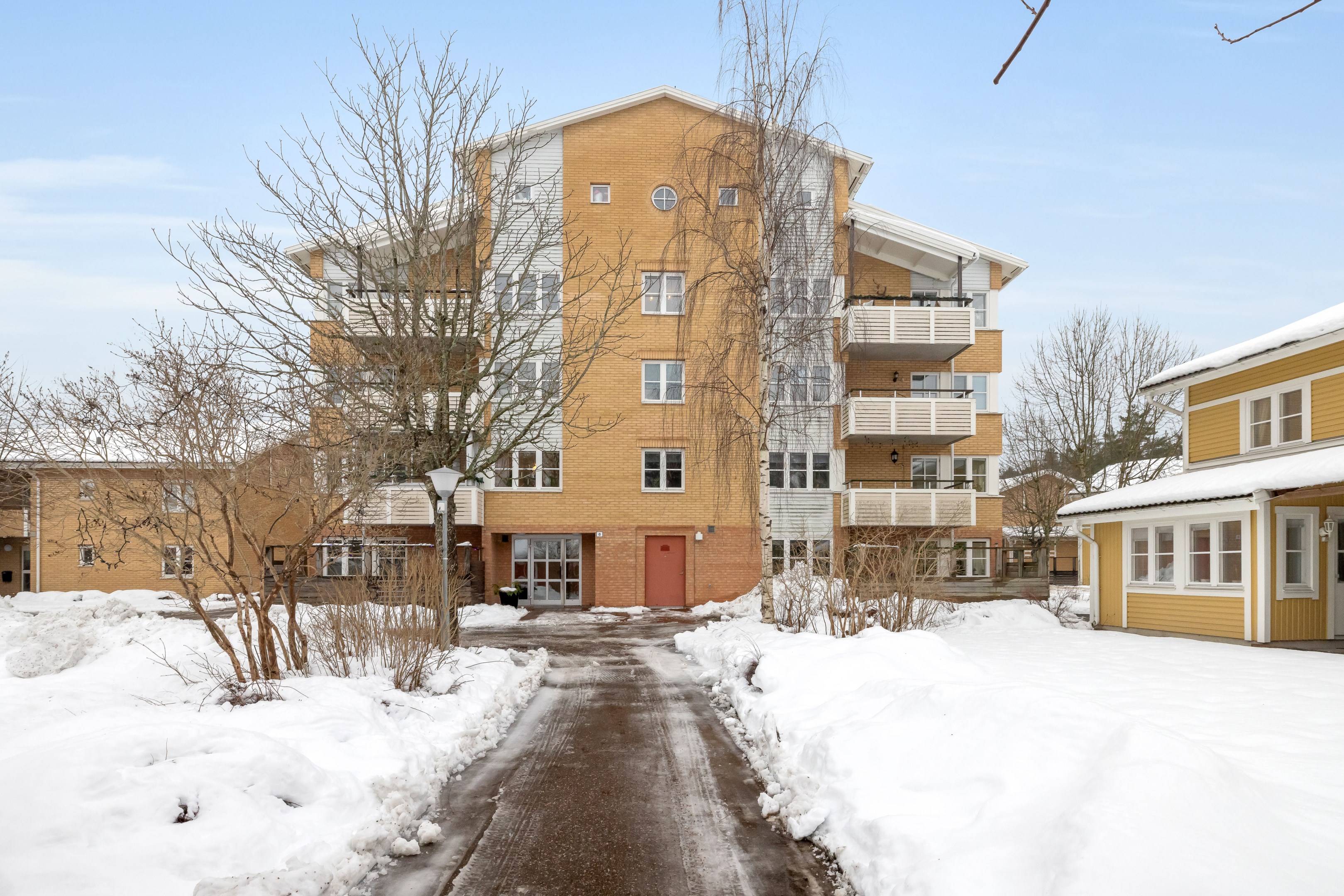 Bostadsbild från Västgötaresan 8, Till salu i Sävja, Uppsala