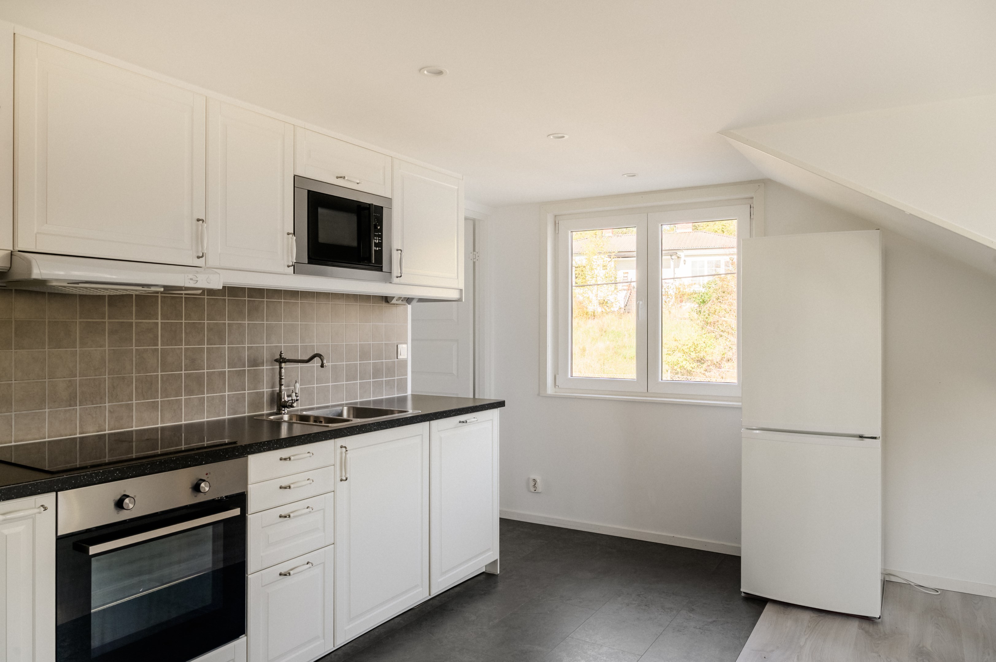 Vidare in till vänster nås allrummet