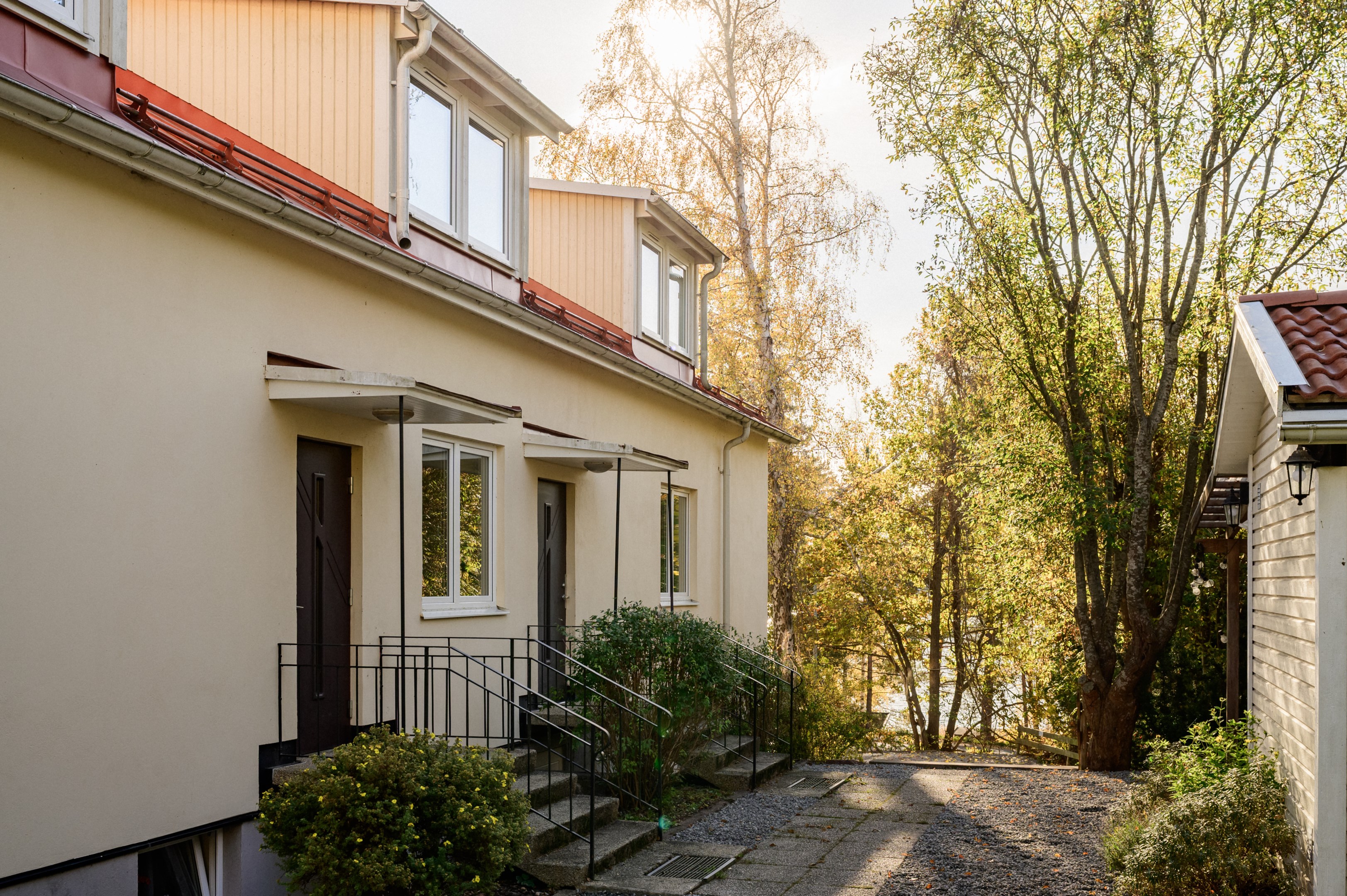 Entré via trädgården på husets baksida