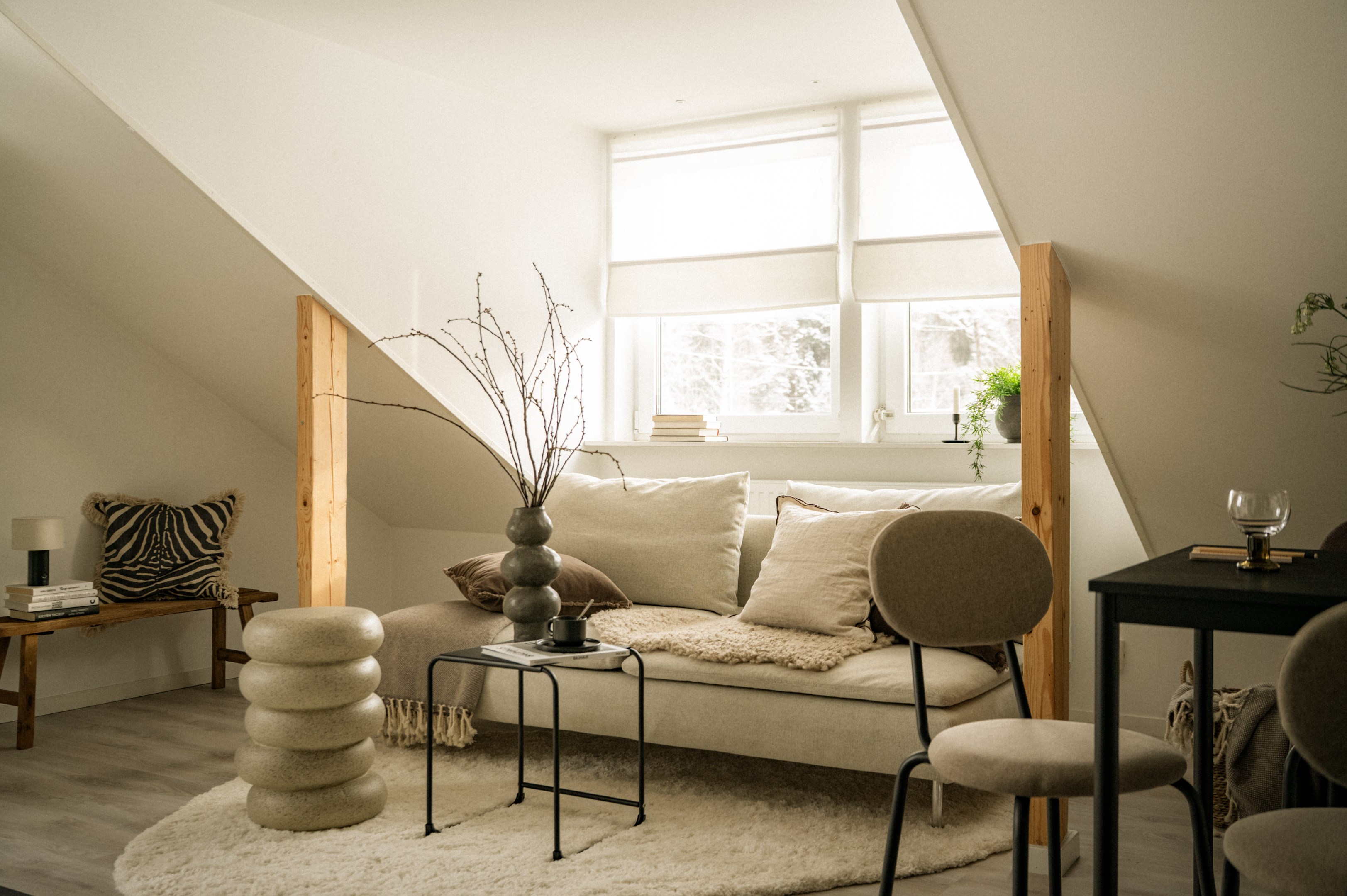 Lägenheten har ett högt fritt läge och fönster i tre väderstreck