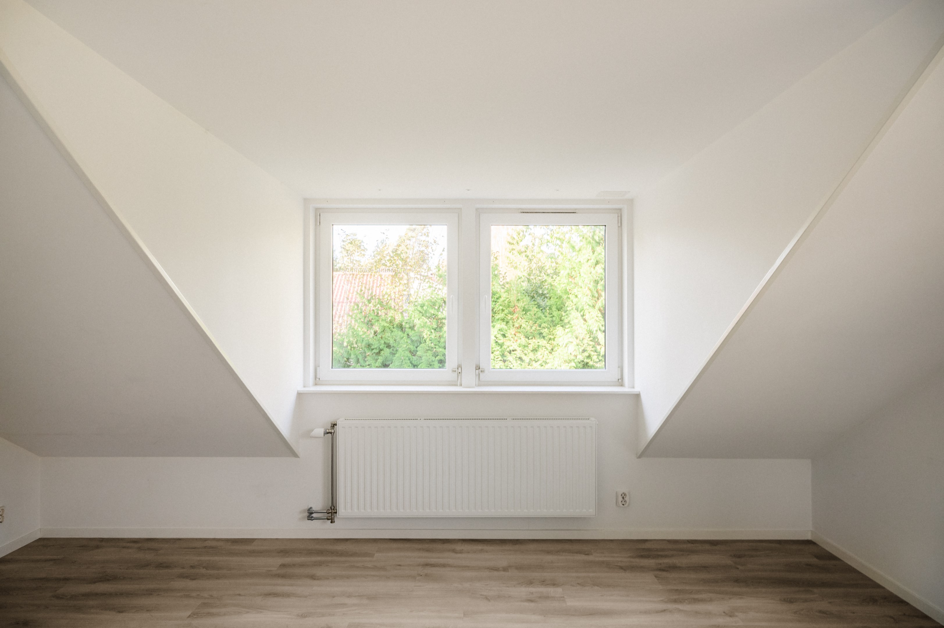 Takkupa i väster samt ytterligare fönster i norr