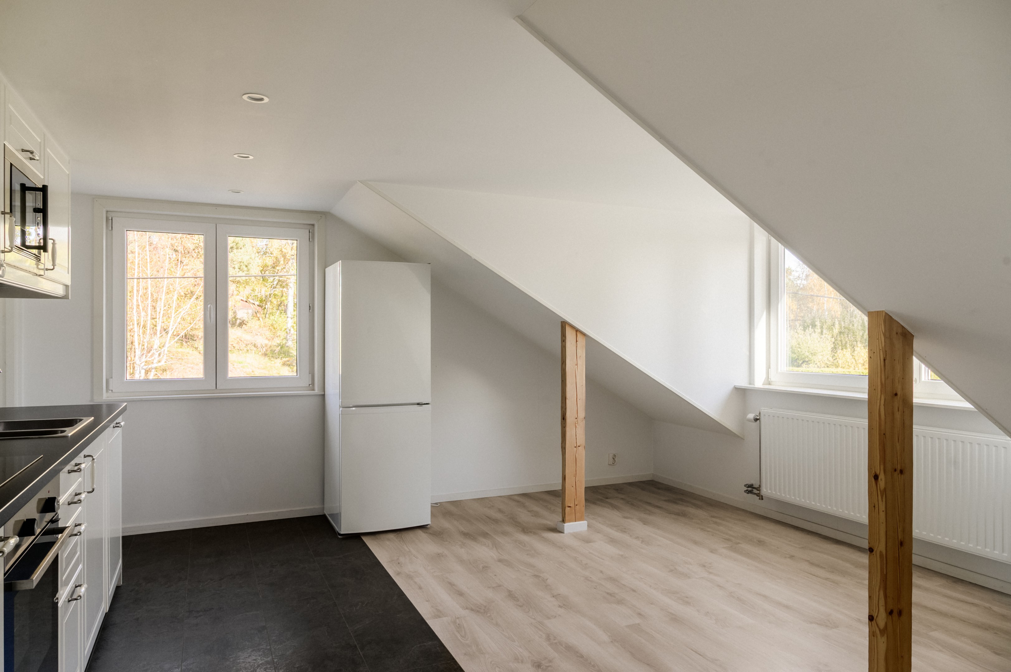 Kök och matplats i vinkel från entrén