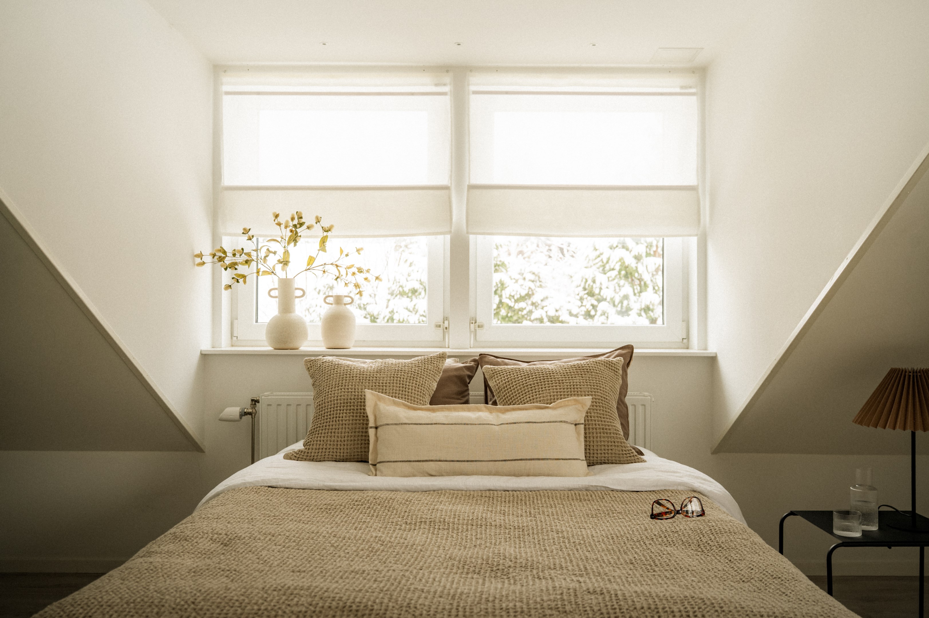 Alternativt kan en mindre säng placeras in under snedtaket till vänster