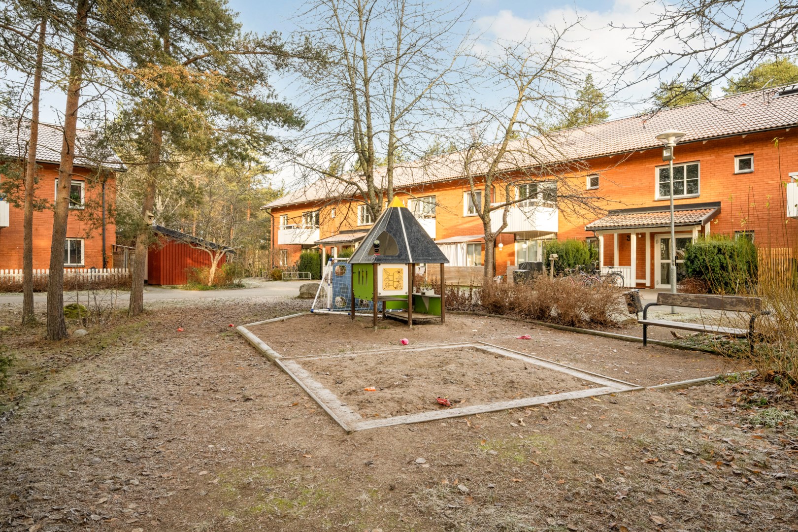 Bostadsbild från Smålandsvägen 1, Till salu i Sävja, Uppsala