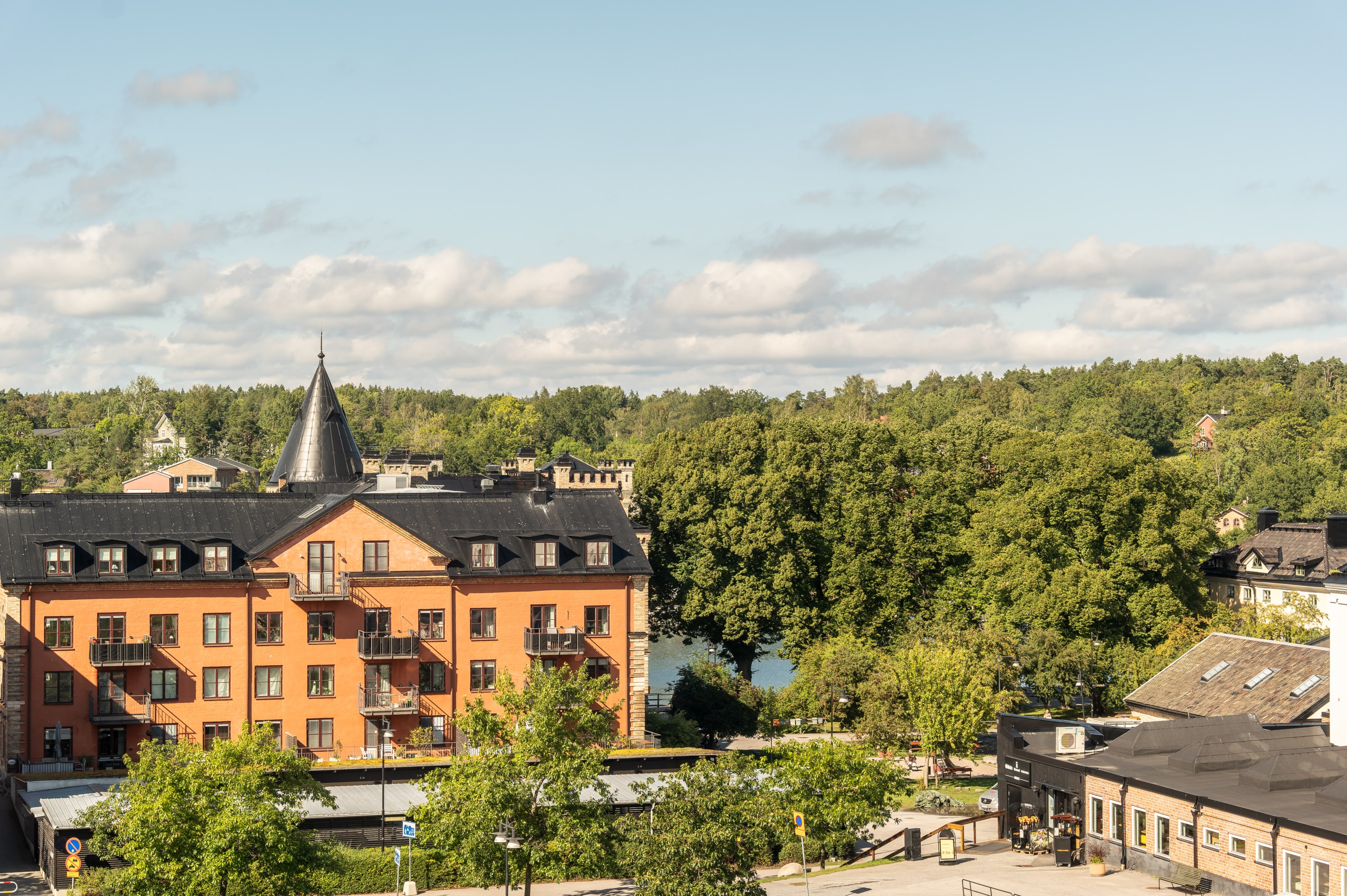 Utsikt med viss sjöglimt från matplats och sovrum