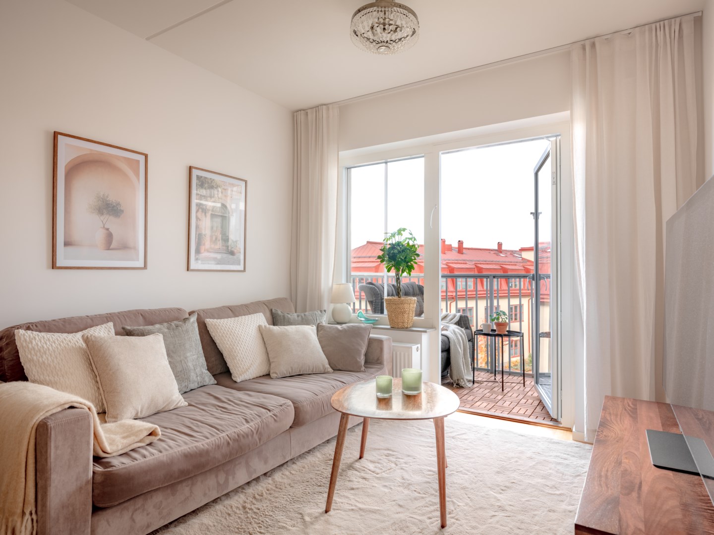 Bostadsbild från Radiusbacken 39, Till salu i Midsommarkransen, Stockholm