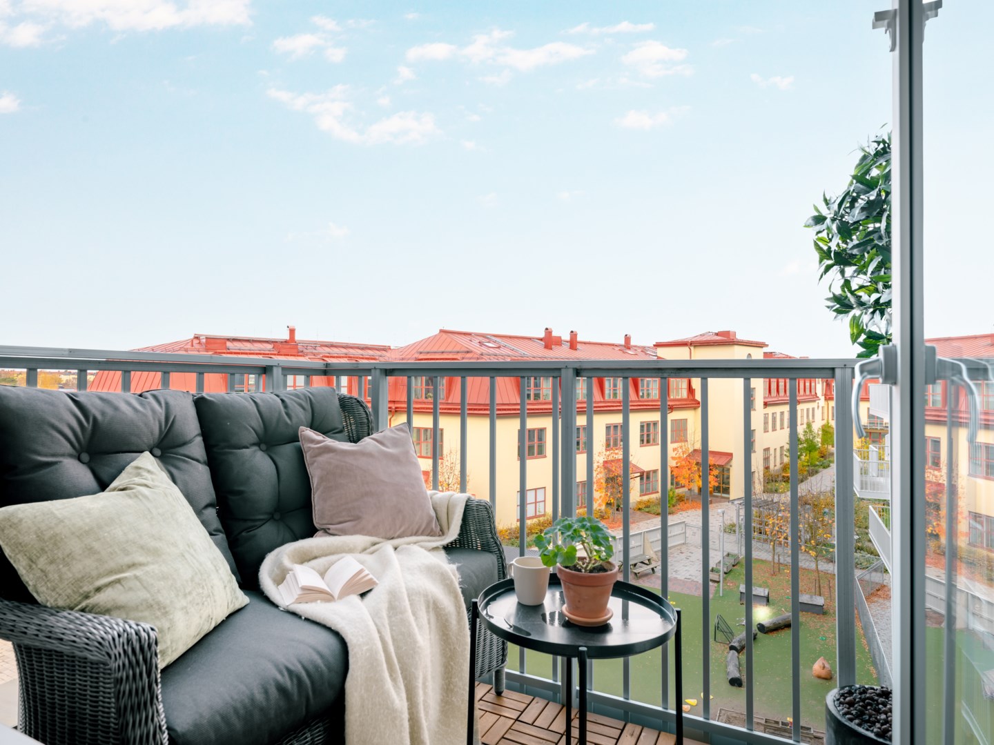 Bostadsbild från Radiusbacken 39, Till salu i Midsommarkransen, Stockholm