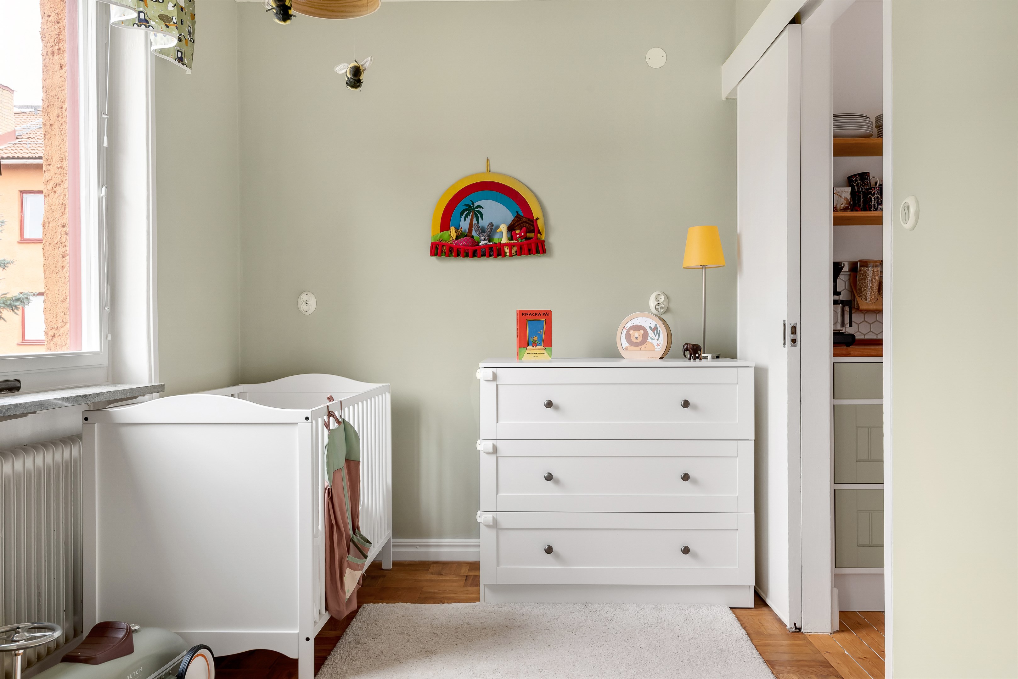 Skjutdörr mot köket finns vilket skapar möjlighet att använda rummet som matrum, sovrum eller kontor.