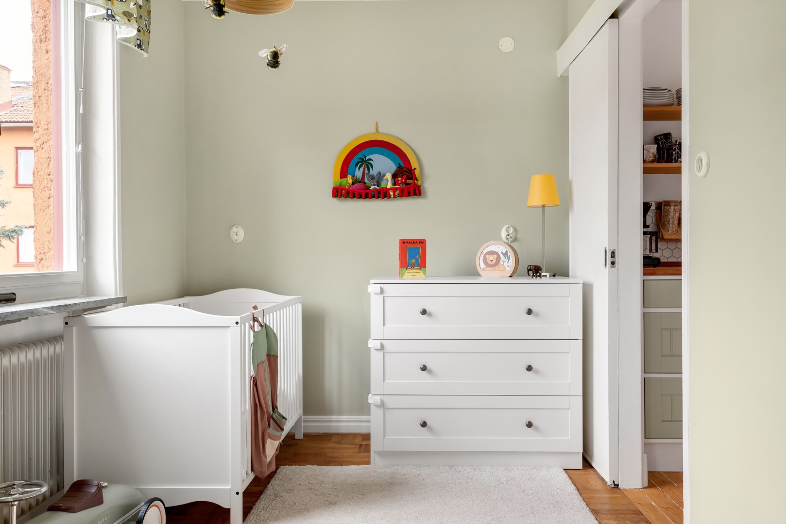 Skjutdörr mot köket finns vilket skapar möjlighet att använda rummet som matrum, sovrum eller kontor.