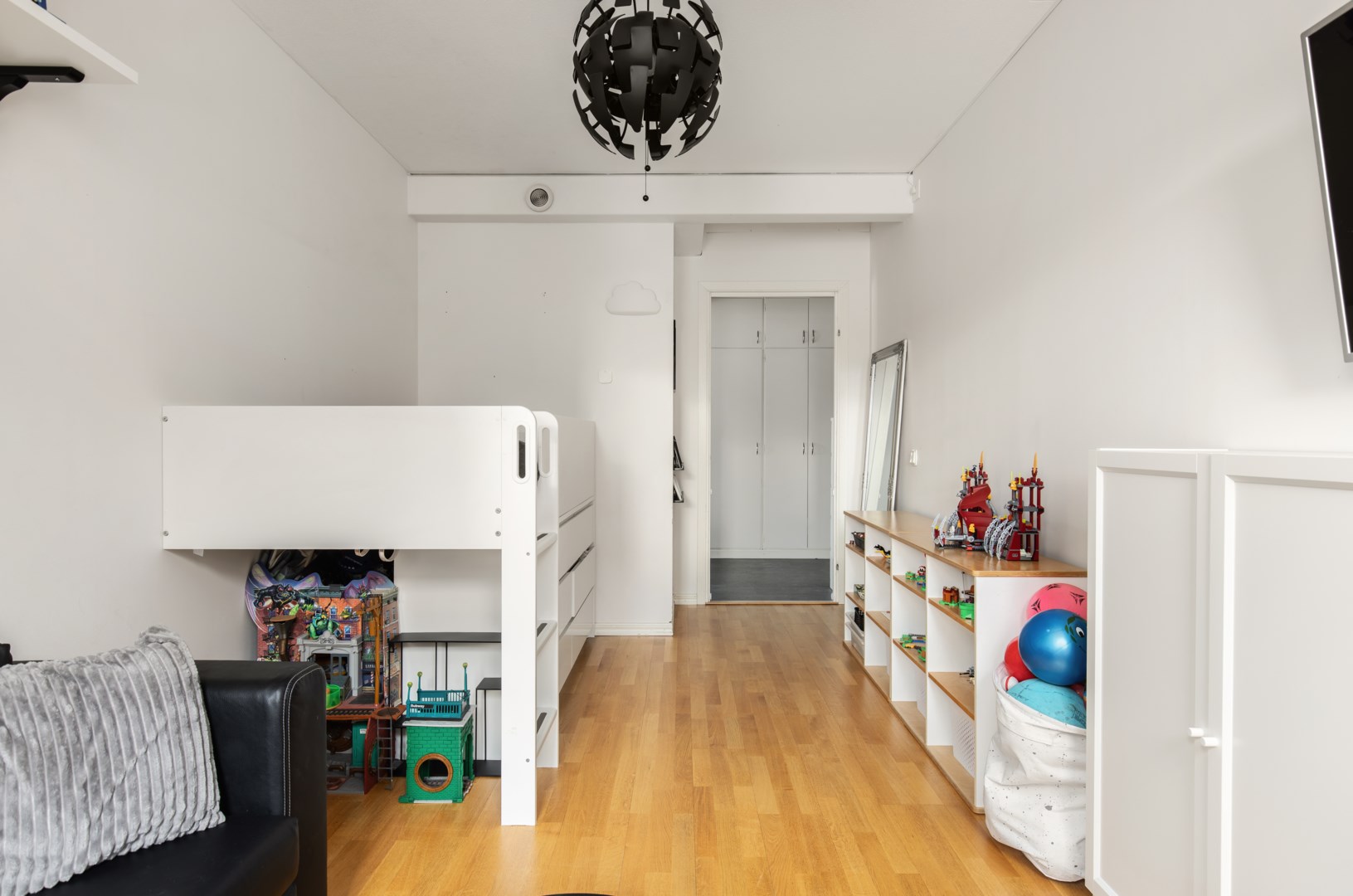 Bostadsbild från Ormingeringen 71, Till salu i Västra Orminge, Nacka