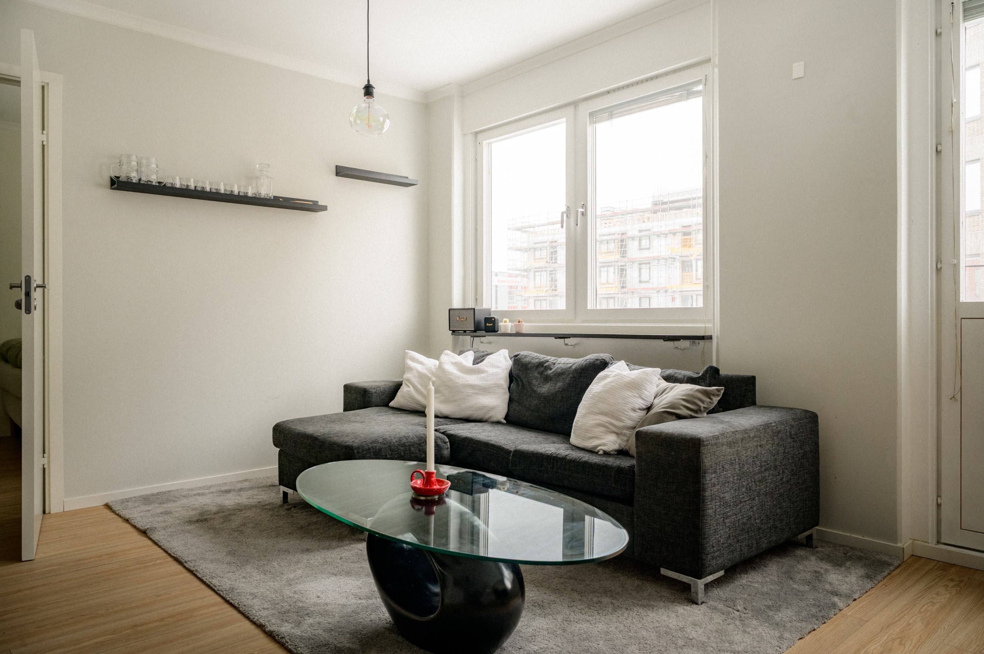 Gott om plats för soffa, bord och TV