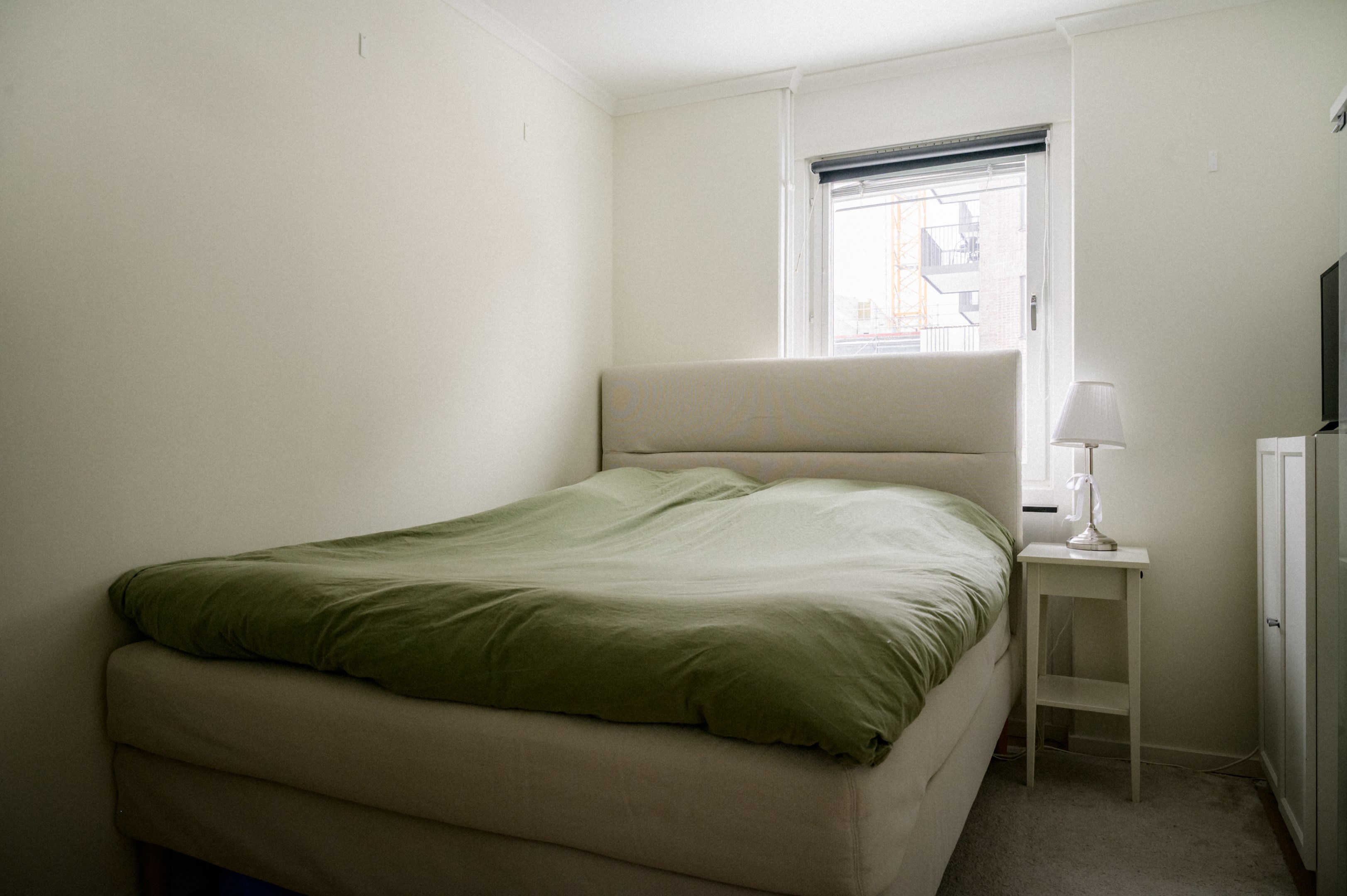 Sovrum 1 återfinns i anslutning till hall och vardagsrum