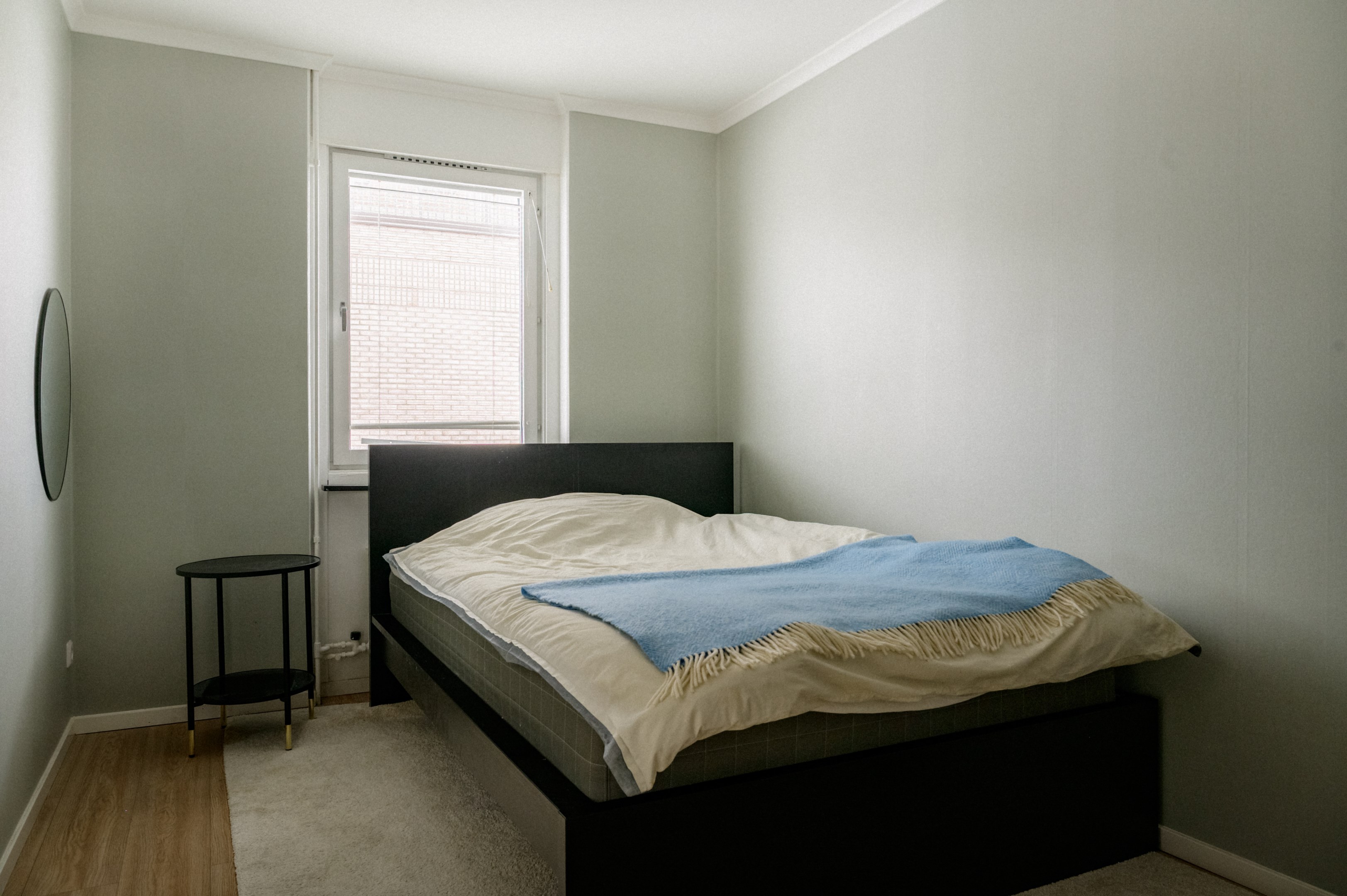 Sovrum 2 nås via köket - båda sovrummen har egen klädkammare