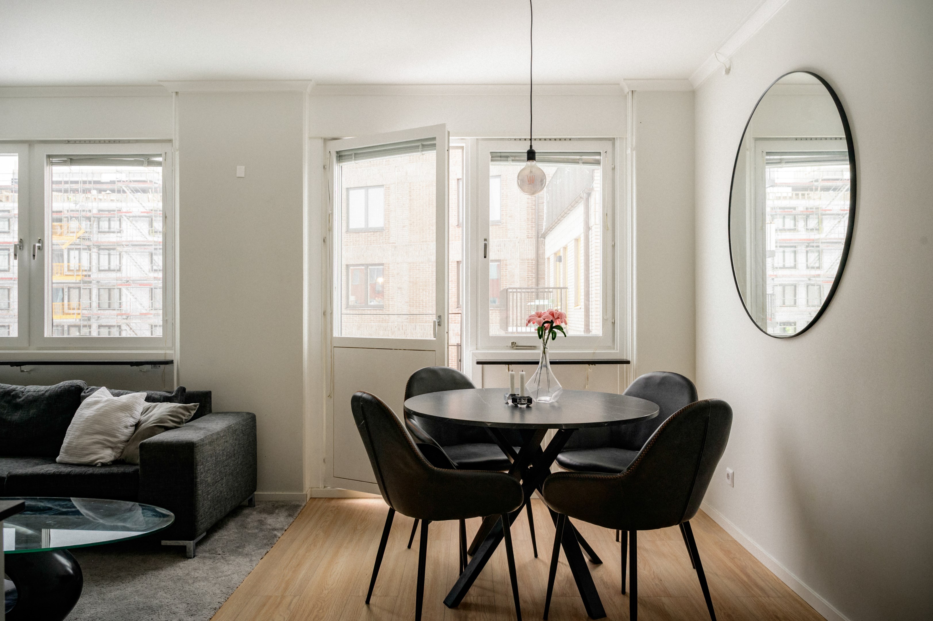 Matplats och vardagsrum i vinkel från köket