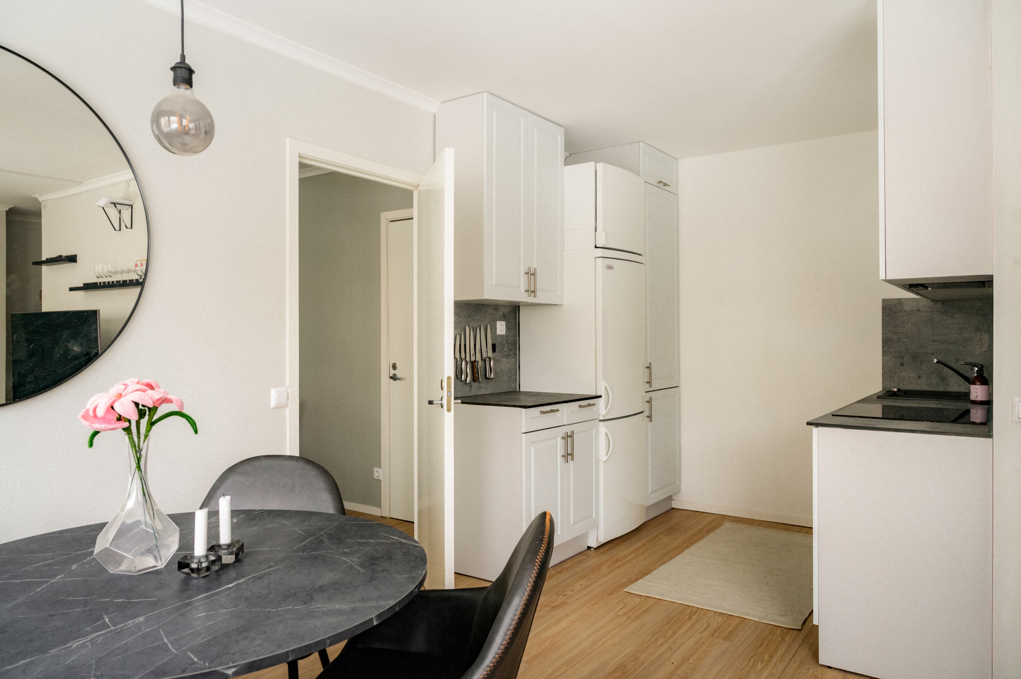 Nytt modernt kök med nya vitvaror