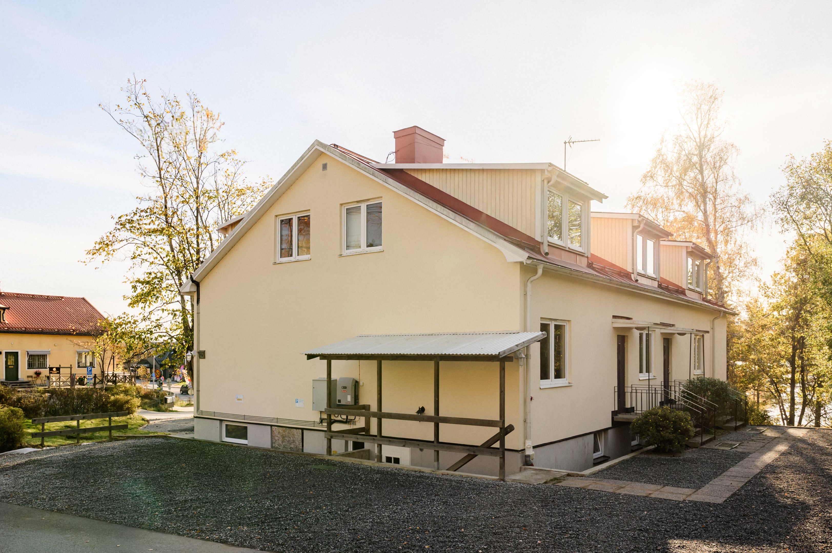 P-plats utmed husets gavel i norr - tvättstuga i källarplan