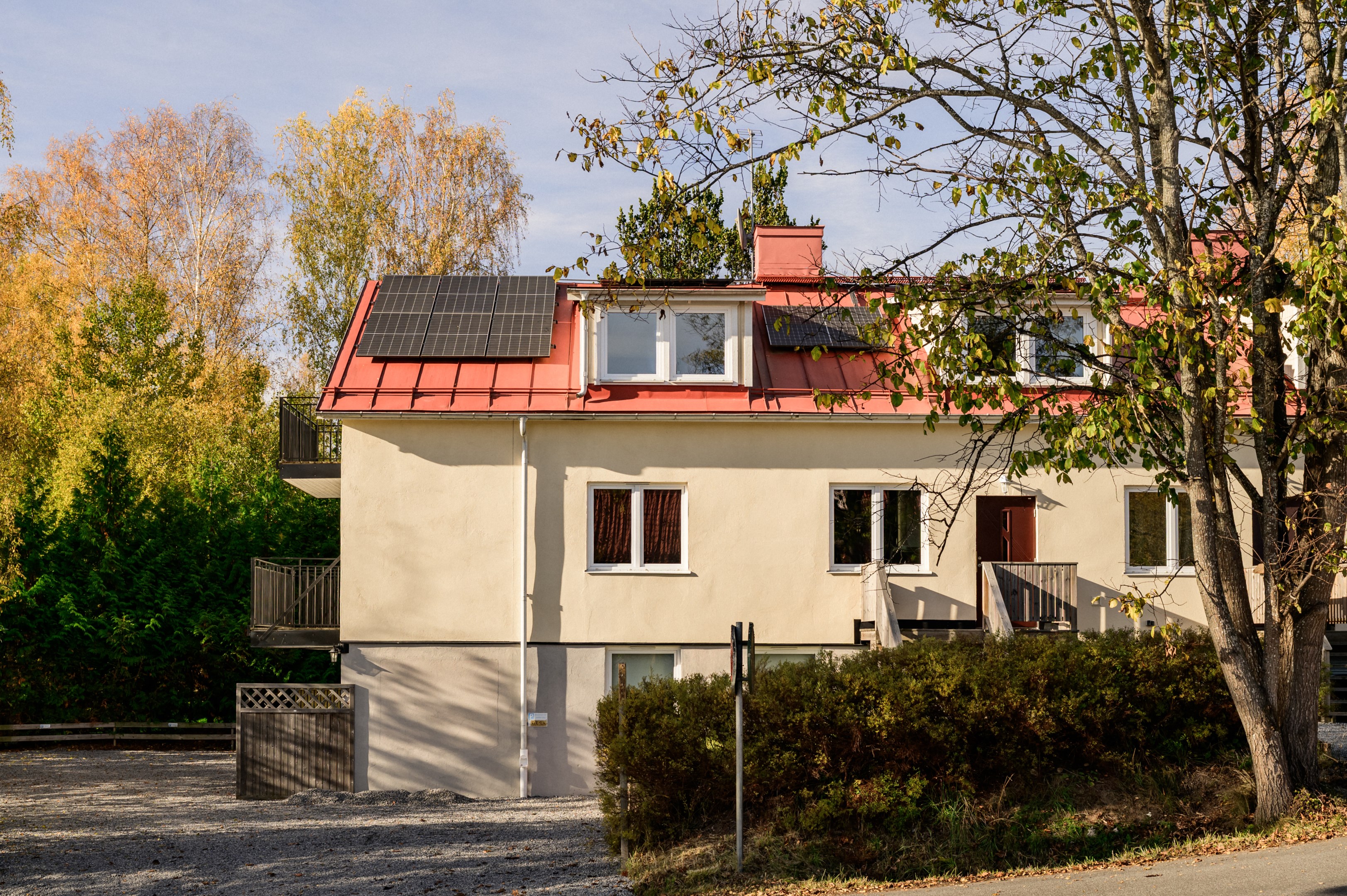 Fasad entrésida med parkering i nära anslutning