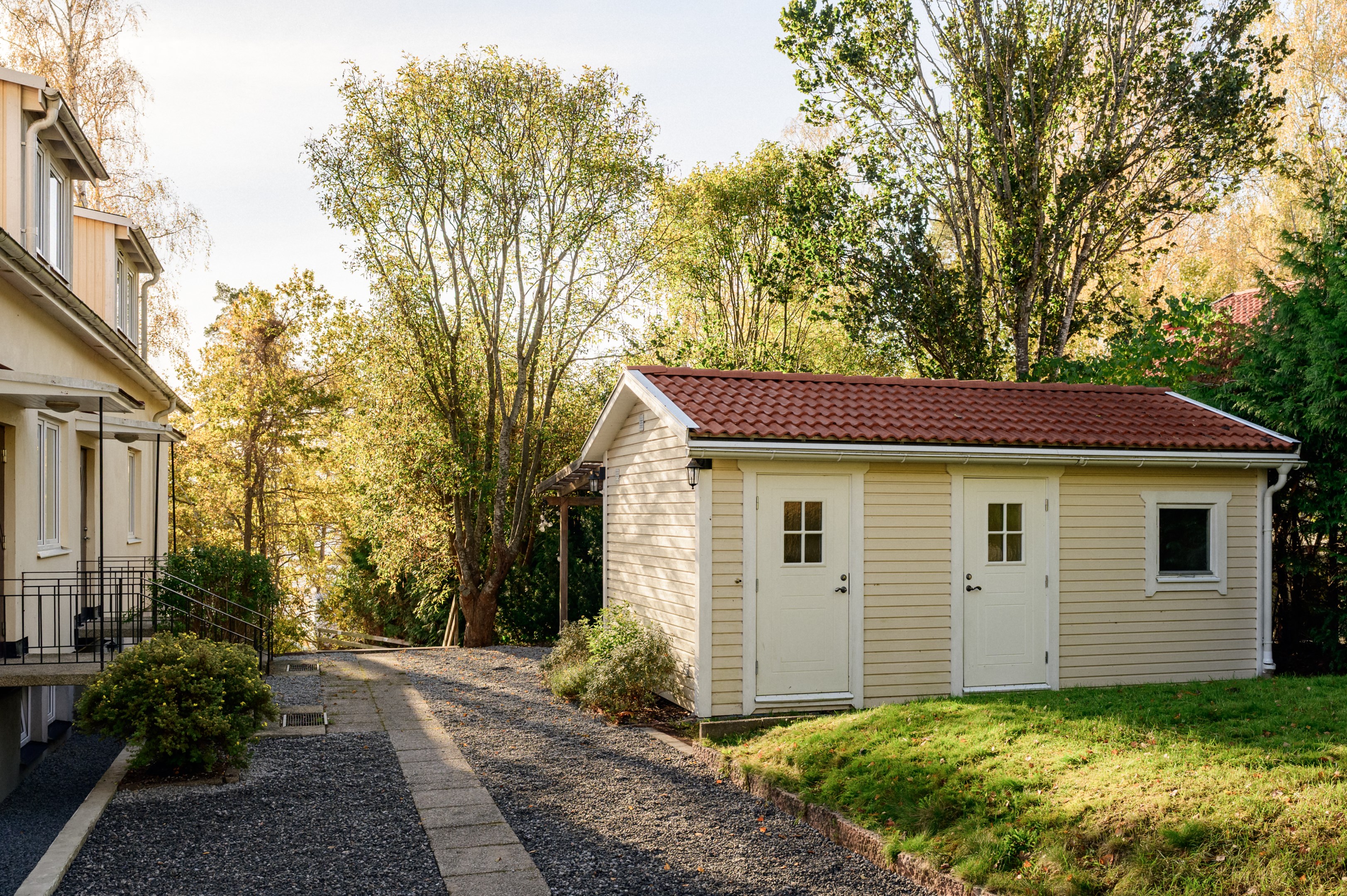 I trädgården finns gemensam uteplats under tak. Externt förråd i gårdshuset