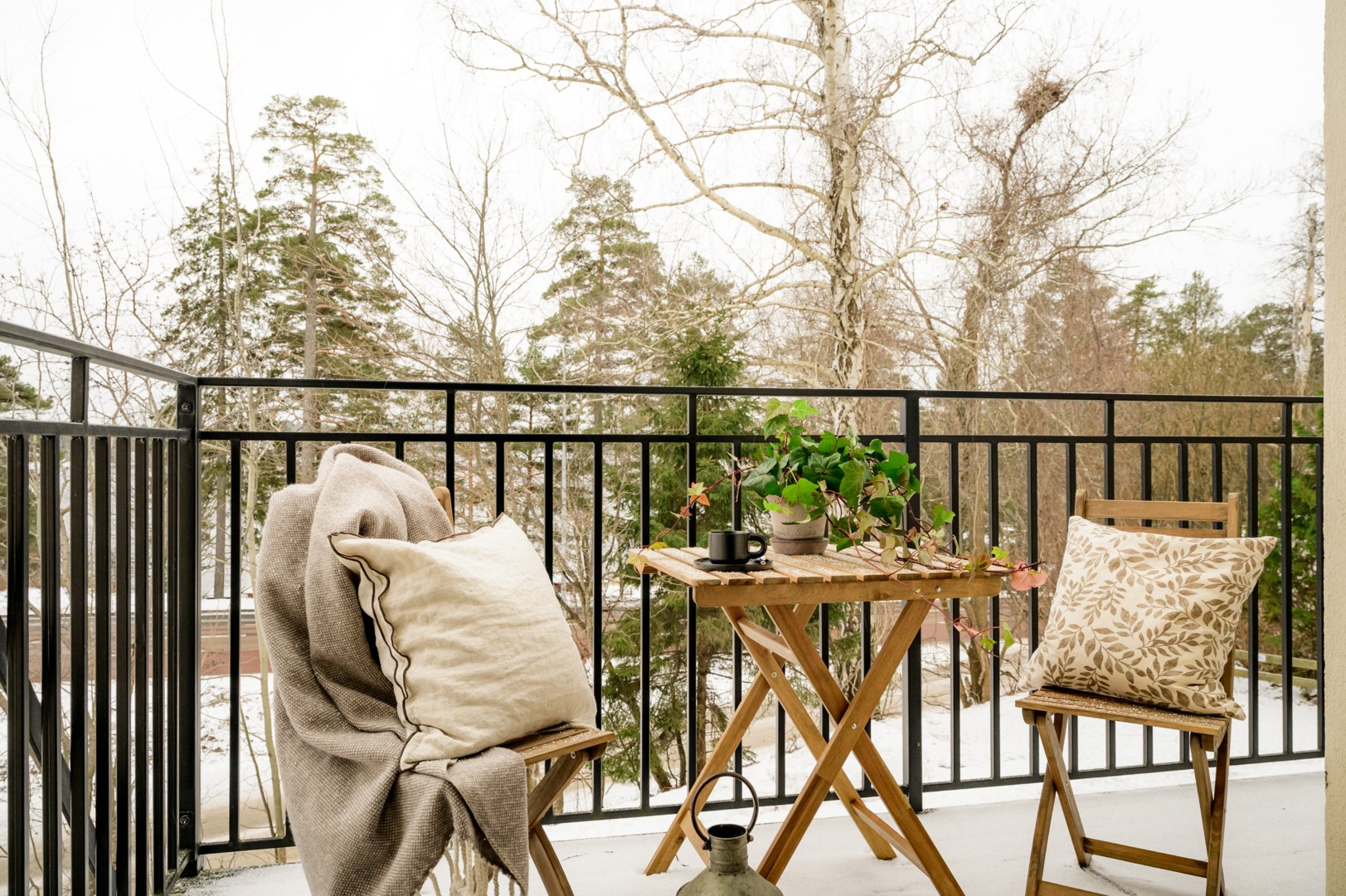 Balkong med rakt söderläge - mellan träden hägrar Grisslingebadet