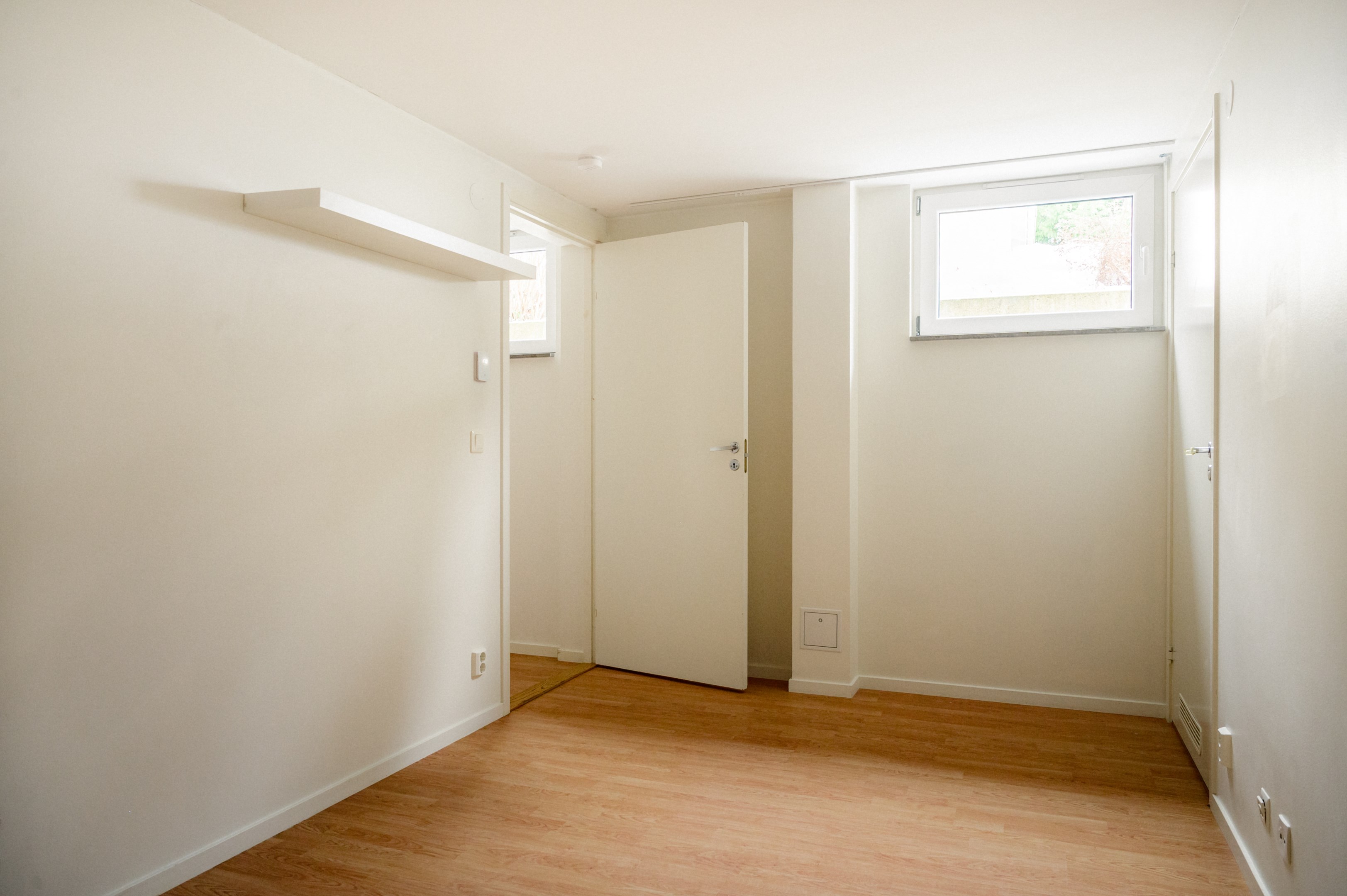 Allrum med kök/matplats till vänster och badrum till höger