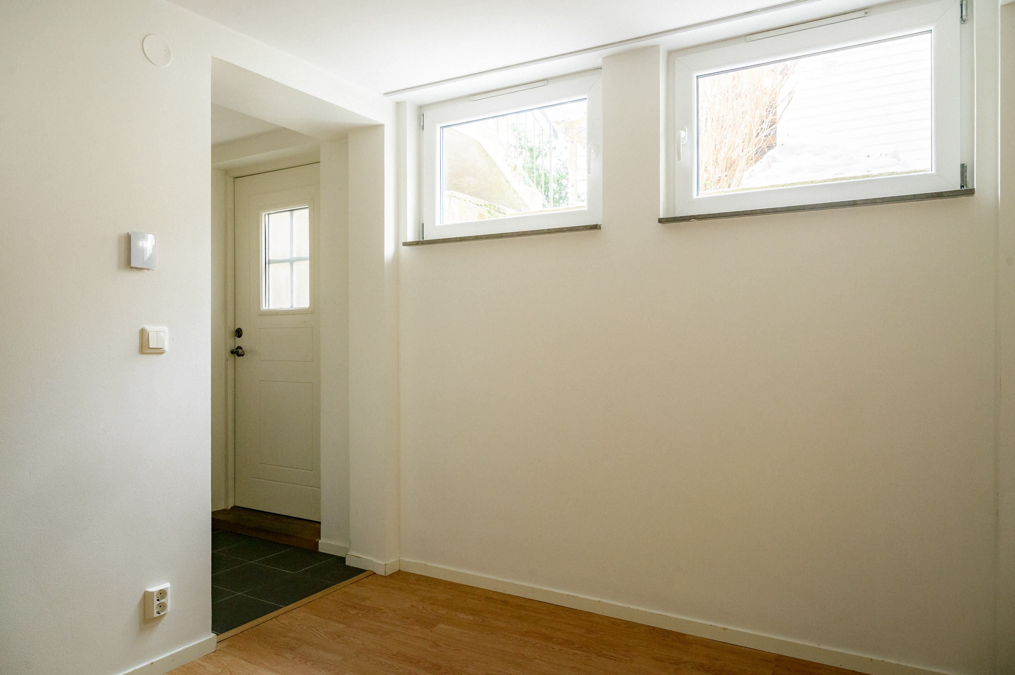 Entréhallen i vinkel från kök/matplats