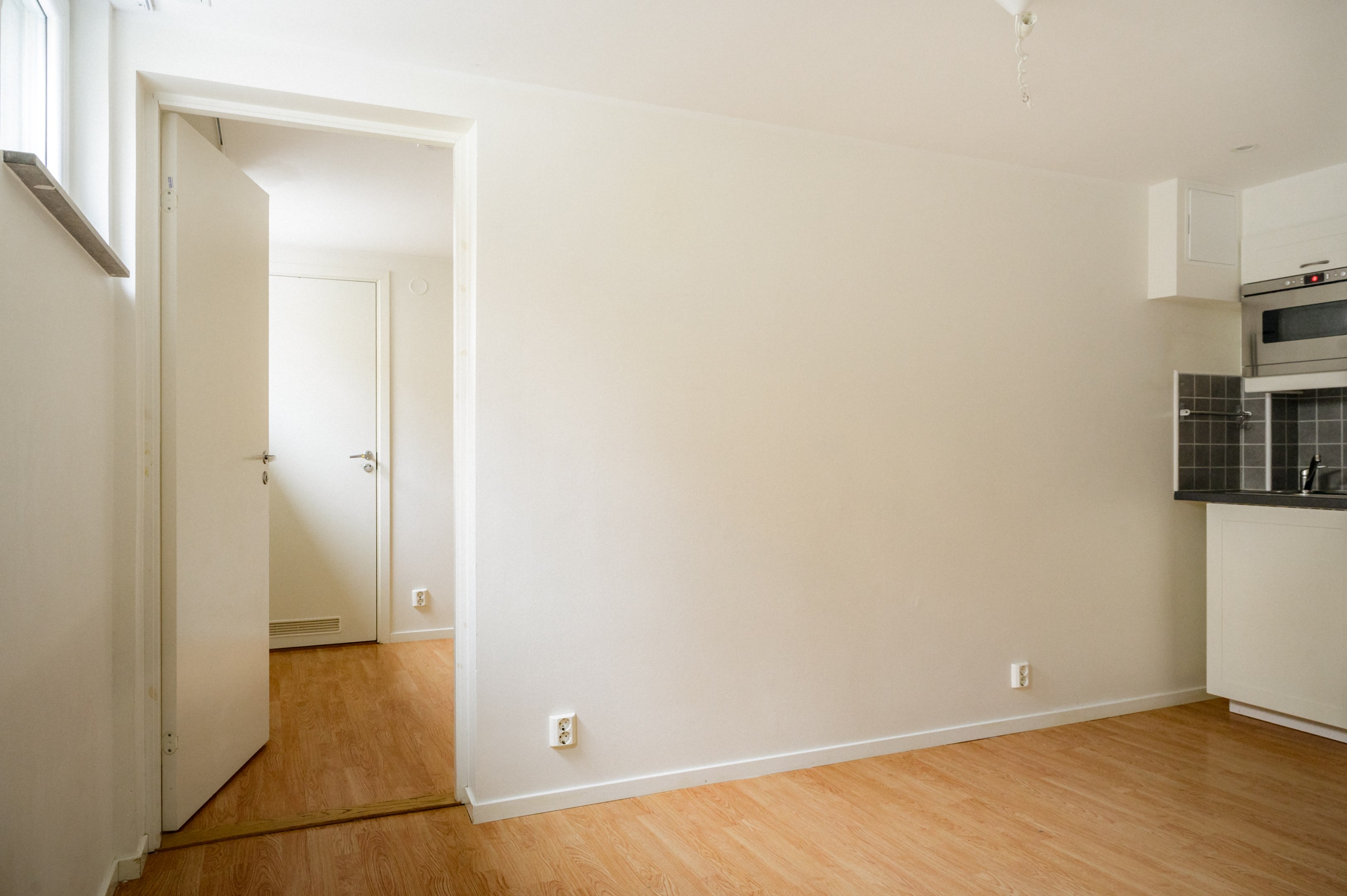 Köket och matplatsen i vinkel från entréhallen