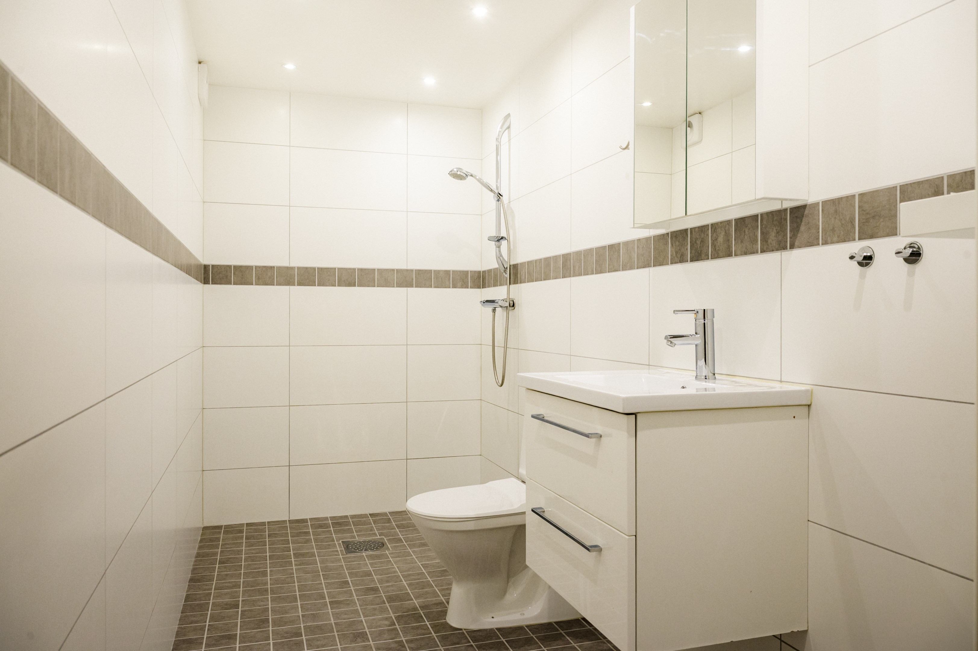 Rymligt helkaklat badrum