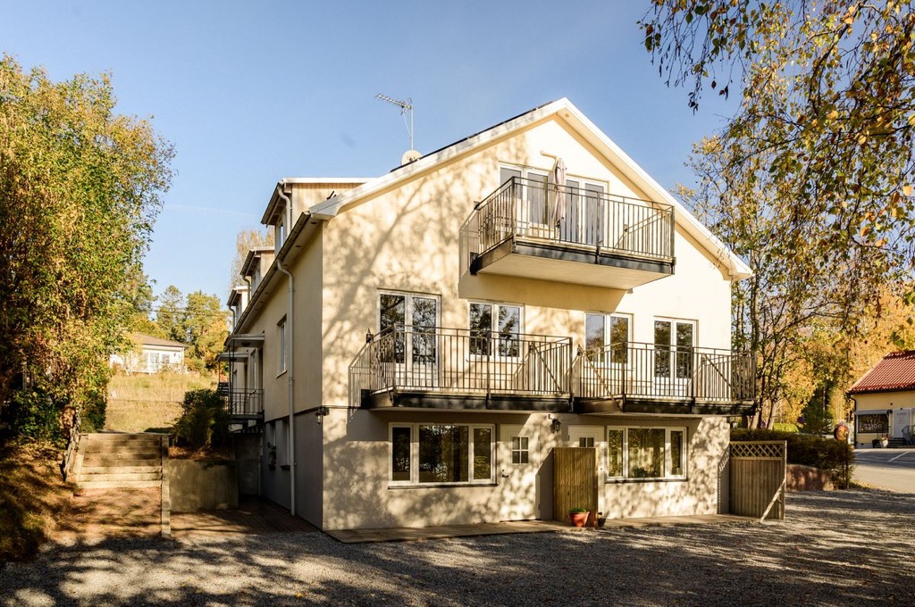 Lägenheten nås via den egna uteplatsen till vänster i bild