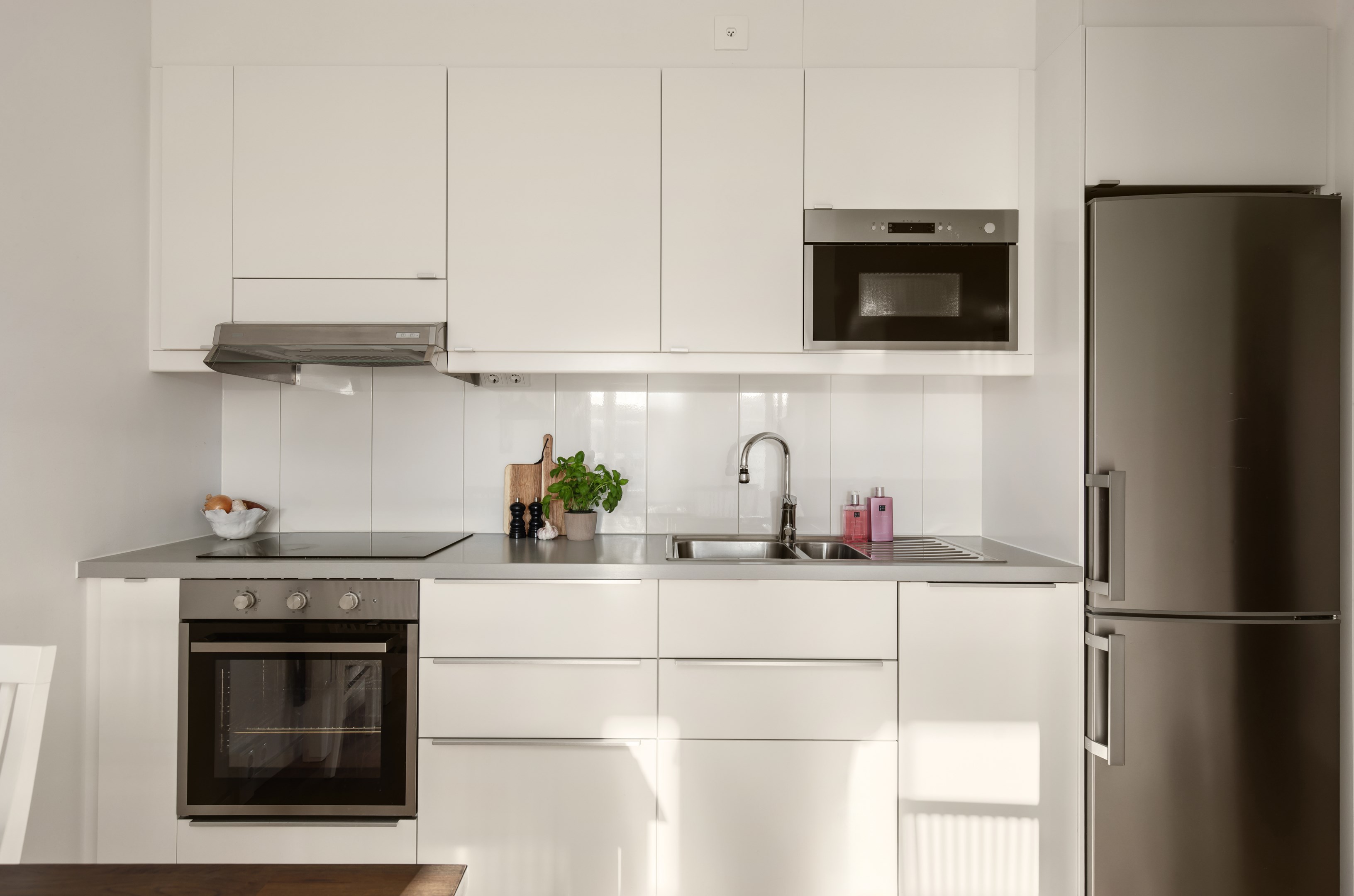 Stilrent kök - fullt utrustat inklusive inbyggd mikro och diskmaskin